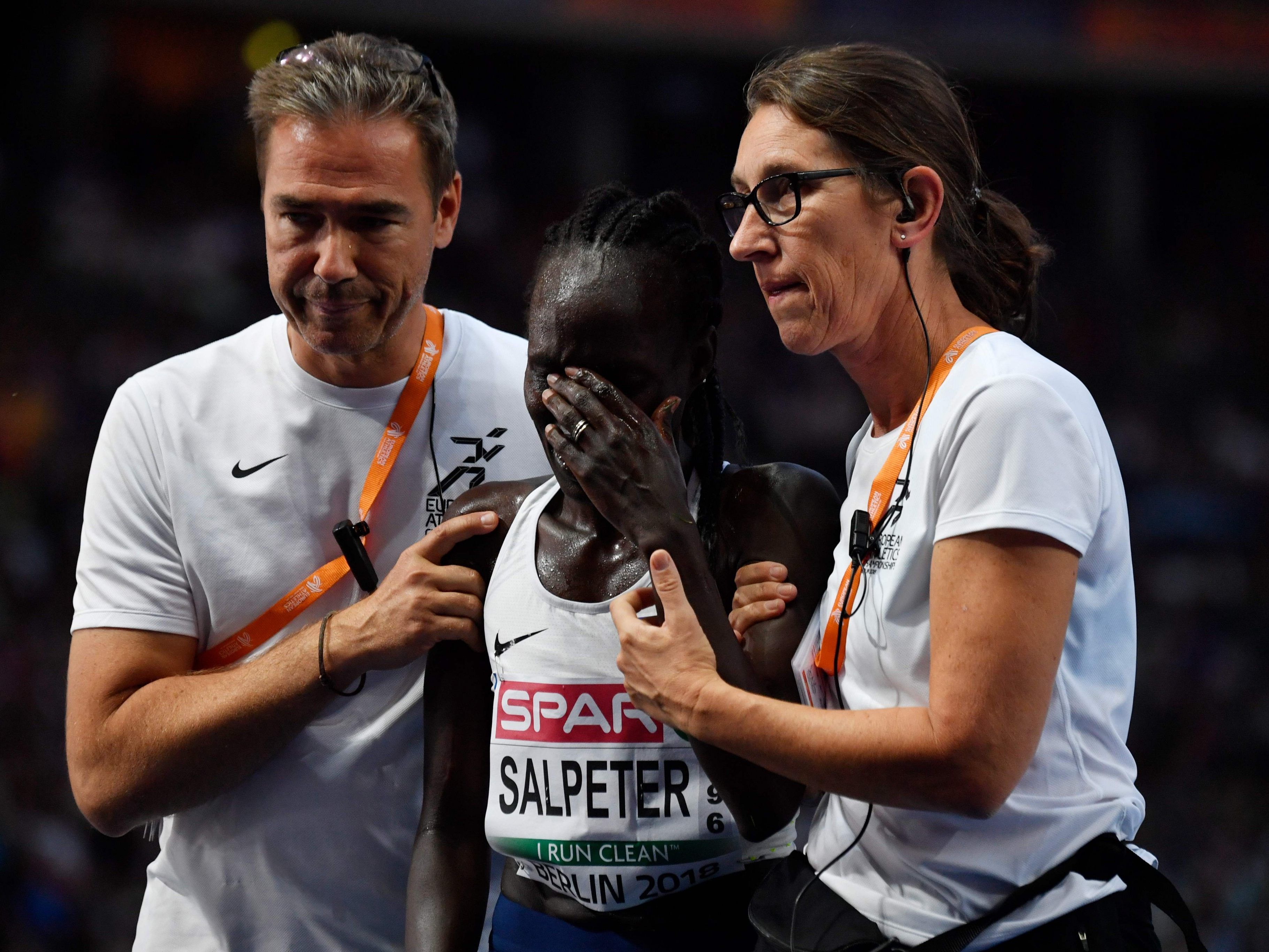 Lonah Salpeter war nach ihrem Fehler am Boden zerstört Lonah Salpeter war nach ihrem Fehler am Boden zerstört