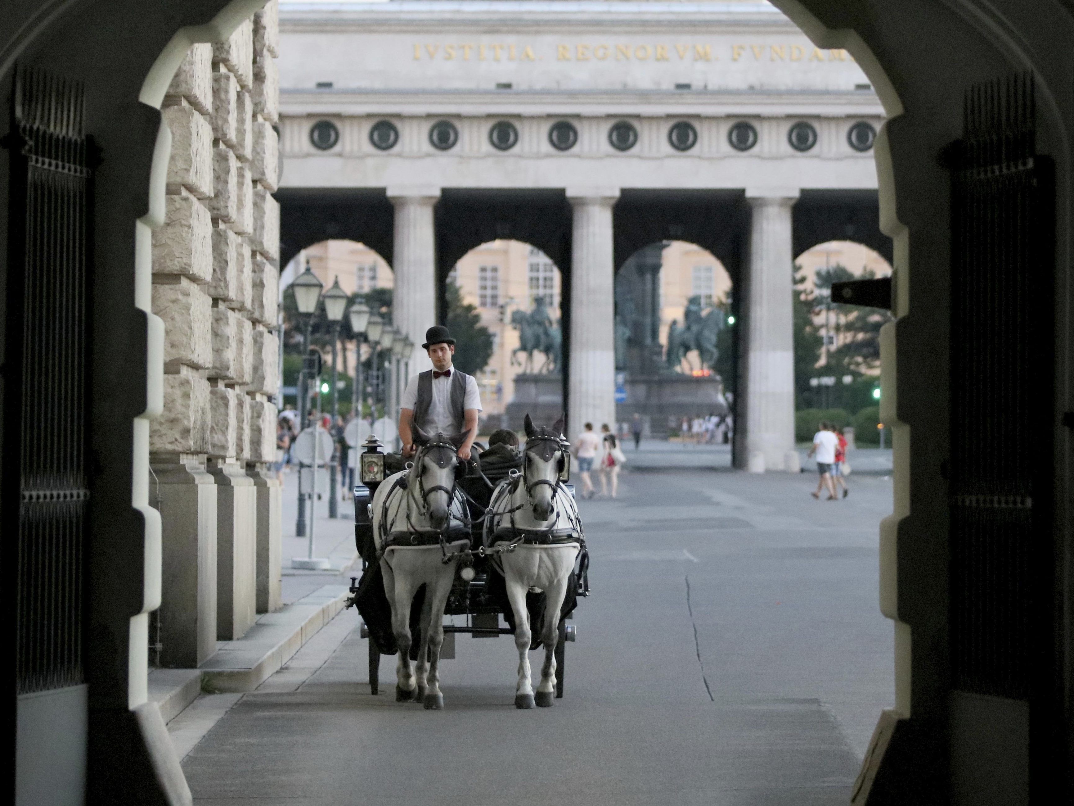 Politiker unterschiedlicher Parteien haben sich für den Erhalt der Wiener Fiaker ausgesprochen und zusammengeschlossen. Politiker unterschiedlicher Parteien haben sich für den Erhalt der Wiener Fiaker ausgesprochen und zusammengeschlossen.