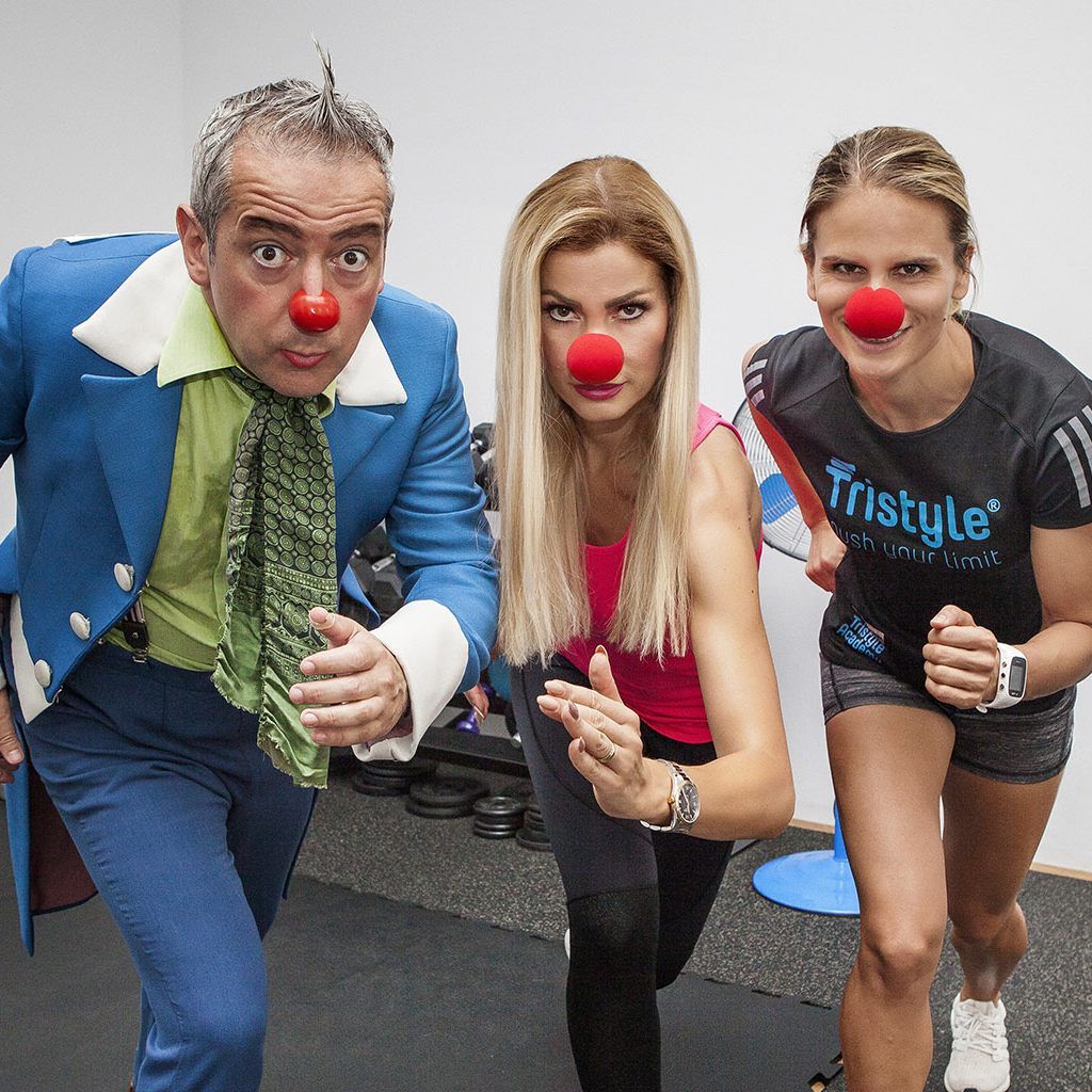 Clowndoktor Rudi Rucola verbreitet gute Laune beim Training für den Rote Nasen Lauf in Wien.