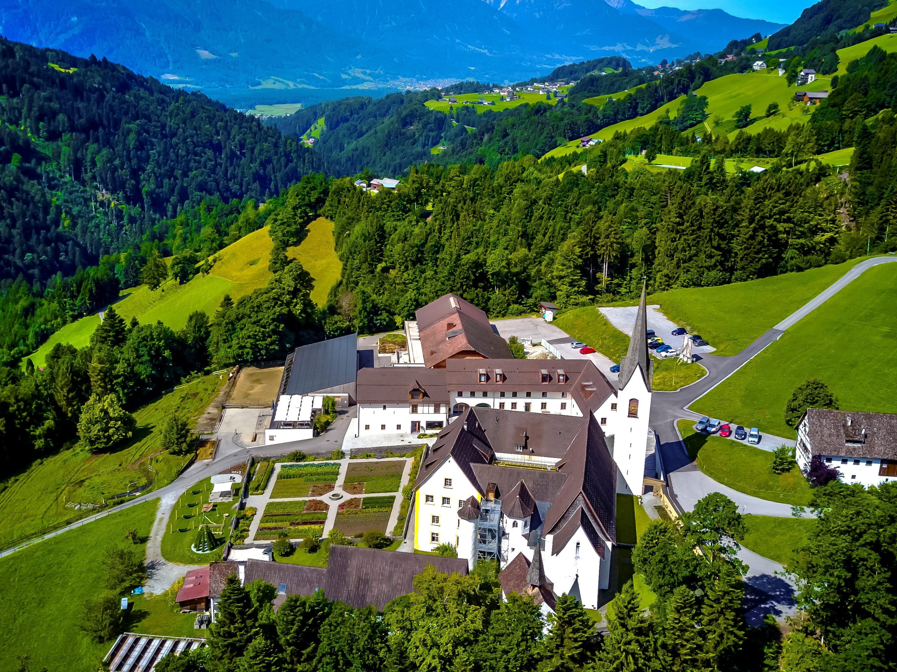 Aufgrund der seit Wochen fehlenden Niederschläge wurde nun mit Wassertransporten nach St. Gerold begonnen. Aufgrund der seit Wochen fehlenden Niederschläge wurde nun mit Wassertransporten nach St. Gerold begonnen.
