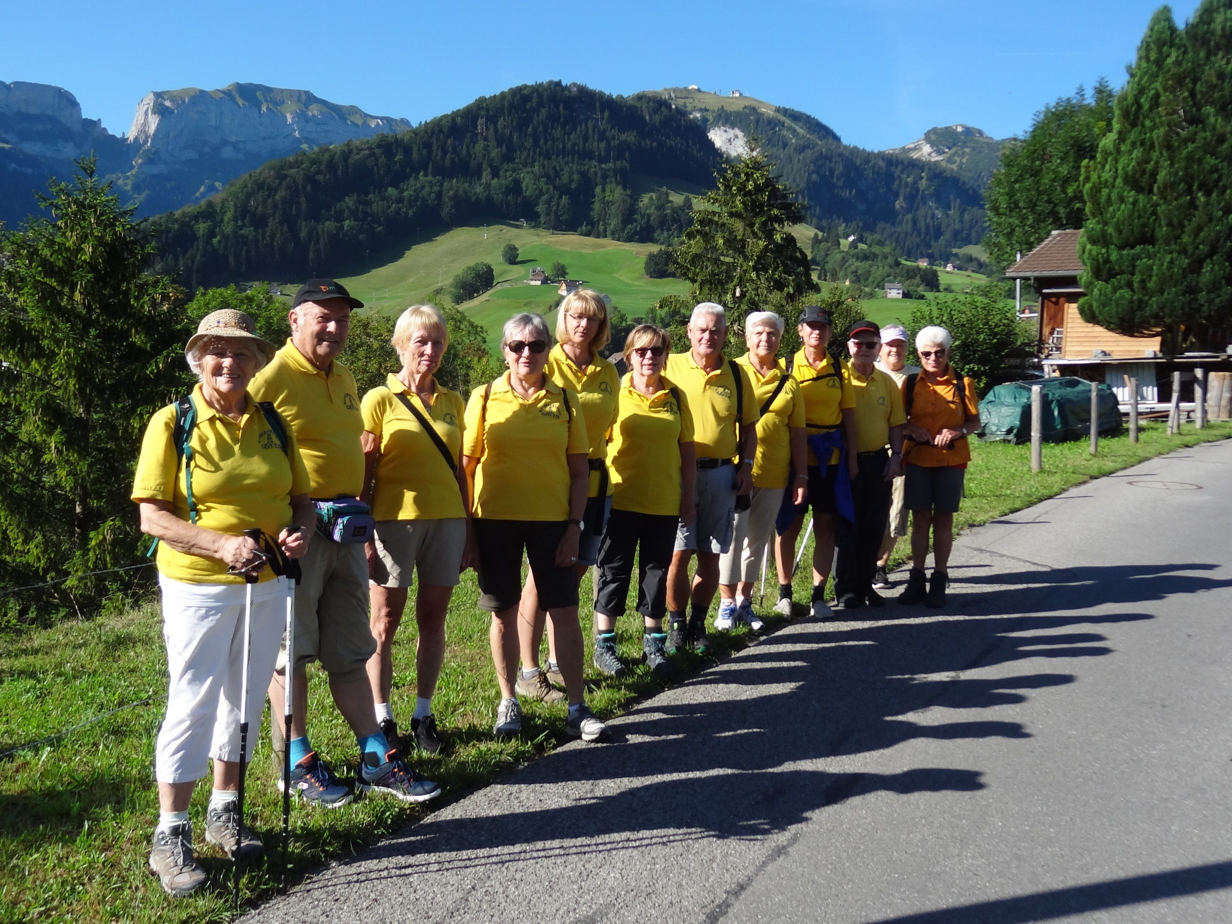 Alle 13 Wanderer folgten anfangs dem gleichen Weg Richtung Schwende und Wasserauen Alle 13 Wanderer folgten anfangs dem gleichen Weg Richtung Schwende und Wasserauen