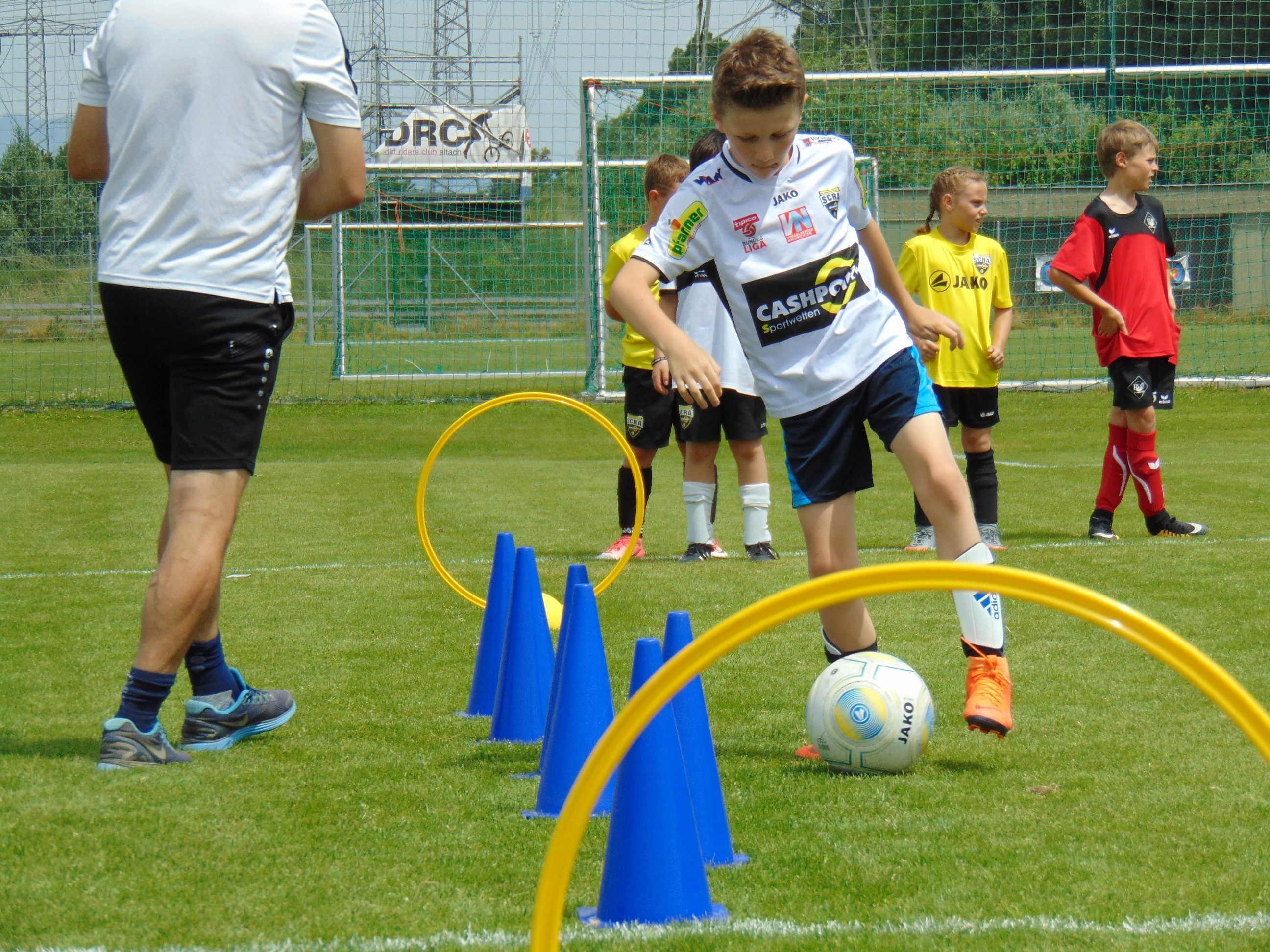 Auf die Kids wartet ein Training mit den SCRA Profis in der Cashpoint Arena