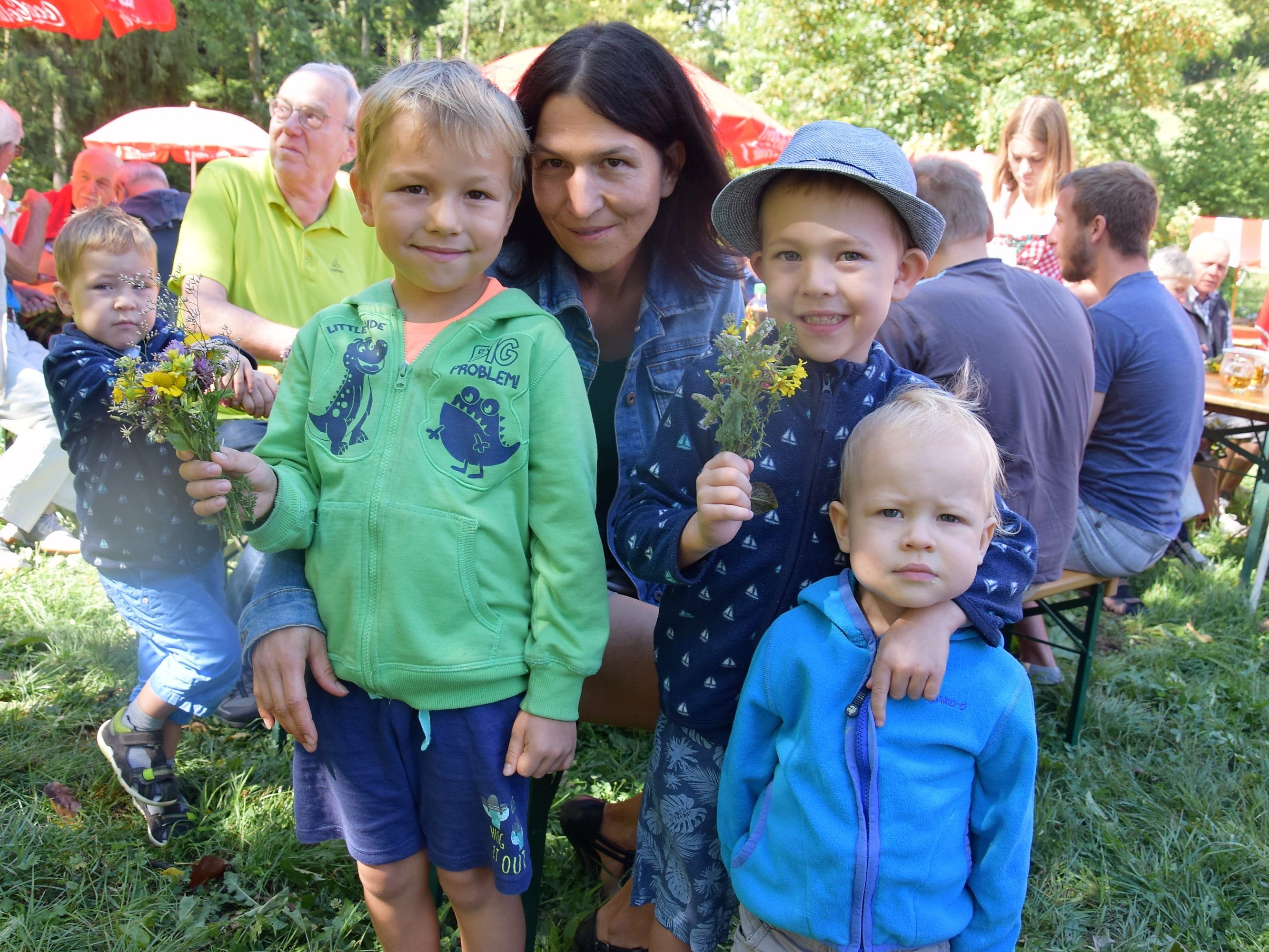 Feierten das Kneippfest: v.l. Jonah (3), Samuel (5), Rafael (5) und Lean (1) mit Mama Sonja