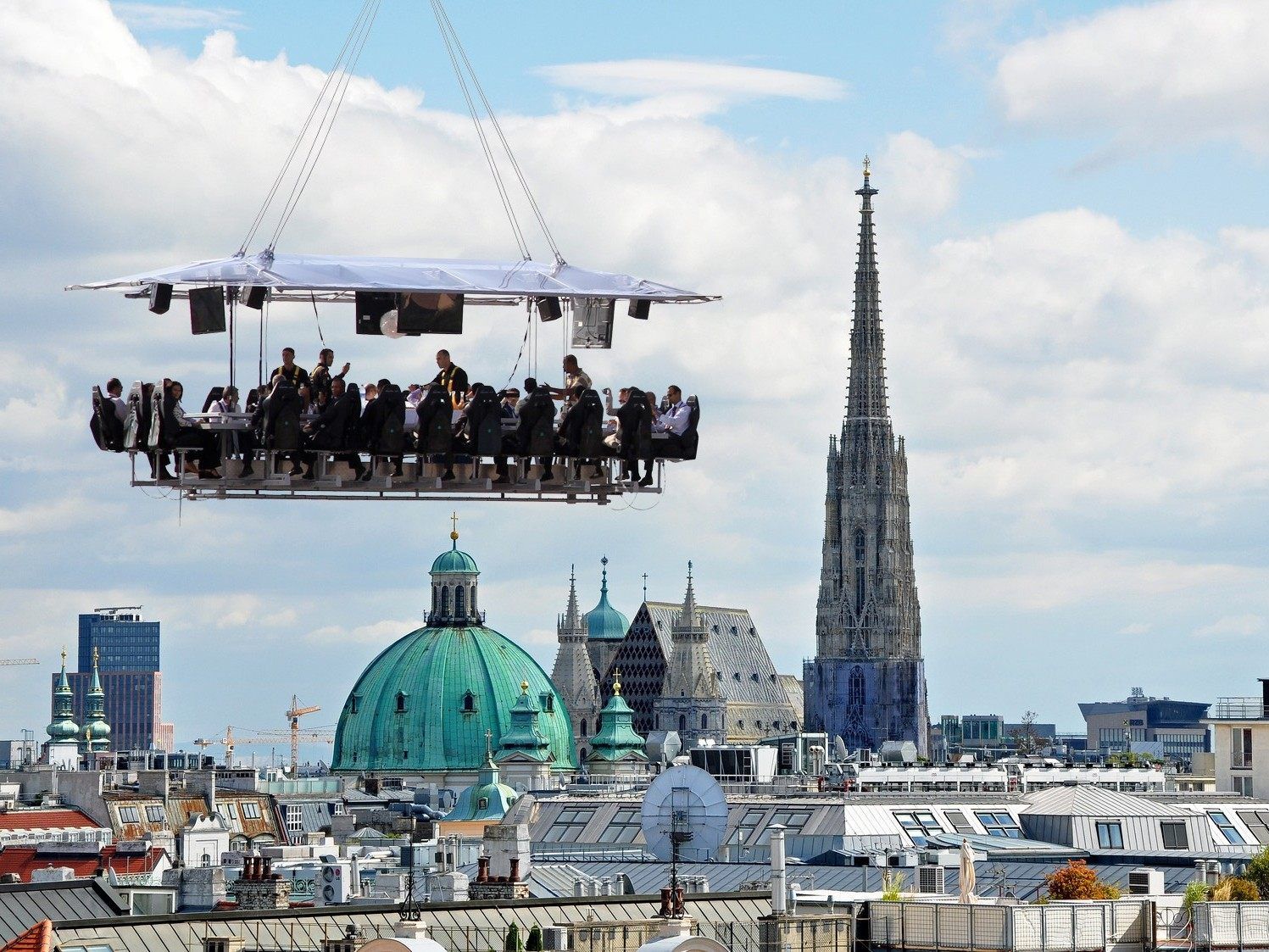 Der fliegende Tisch macht im Wiener Prater Station. Der fliegende Tisch macht im Wiener Prater Station.