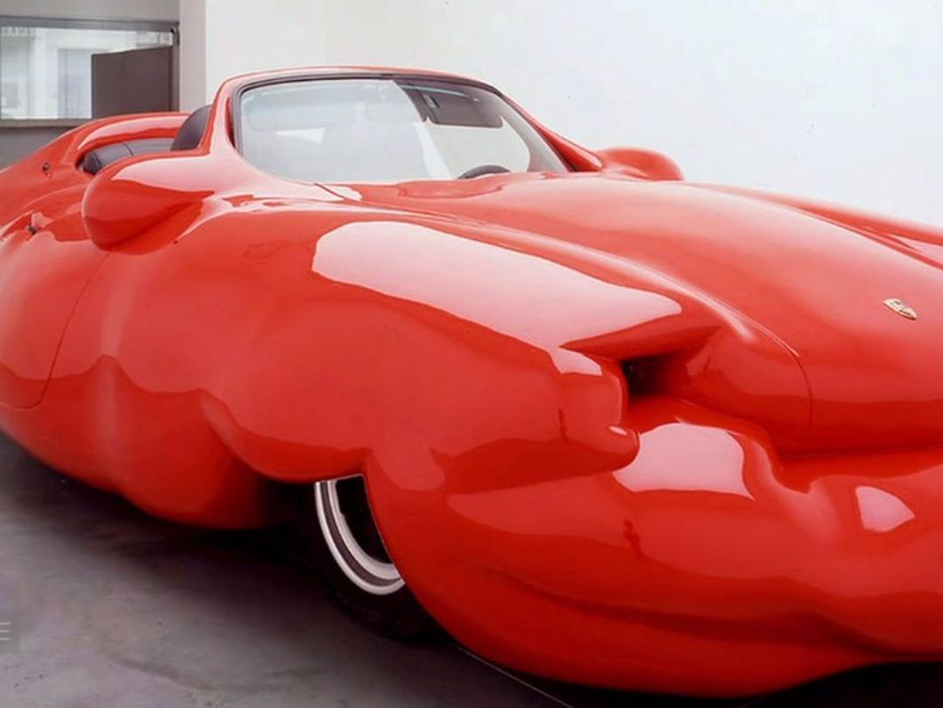 Ein FAT CAR von Künstler Erwin Wurm. Ein FAT CAR von Künstler Erwin Wurm.