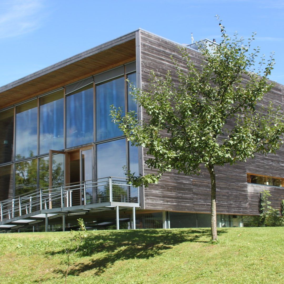 In preisgekrönter Holzarchitektur wurde Raum für kulturelle Begegnung geschaffen