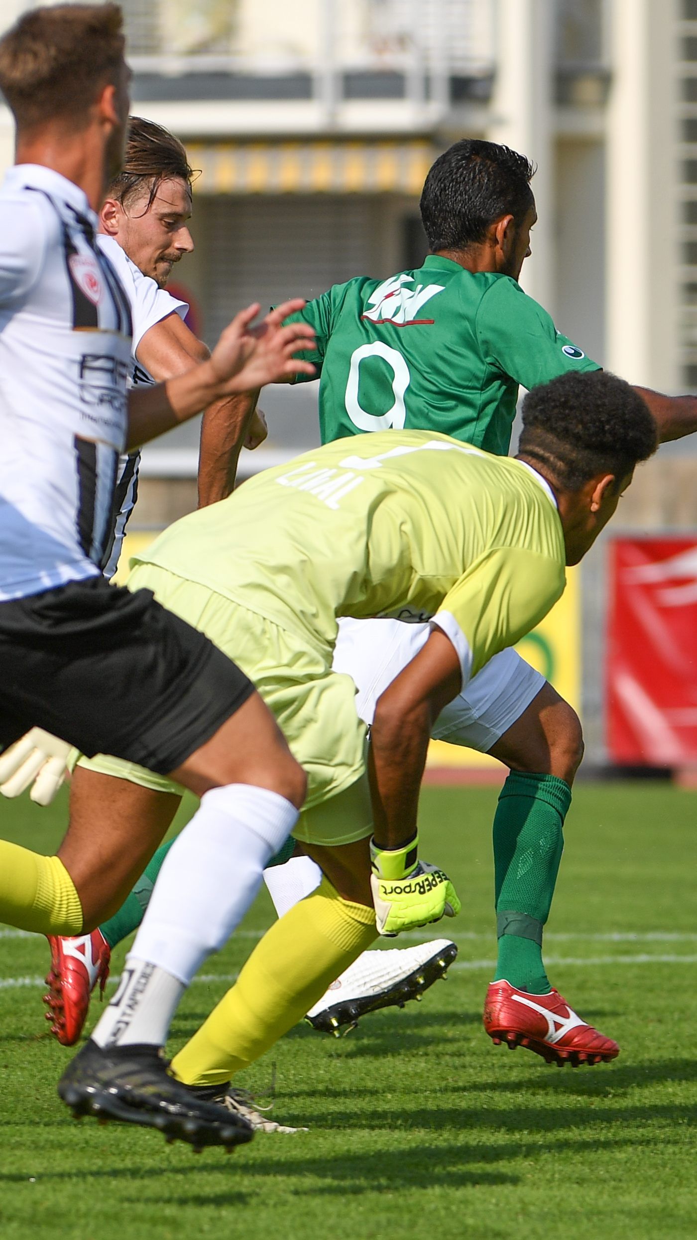 Austria Lustenau feiert Heimsieg.