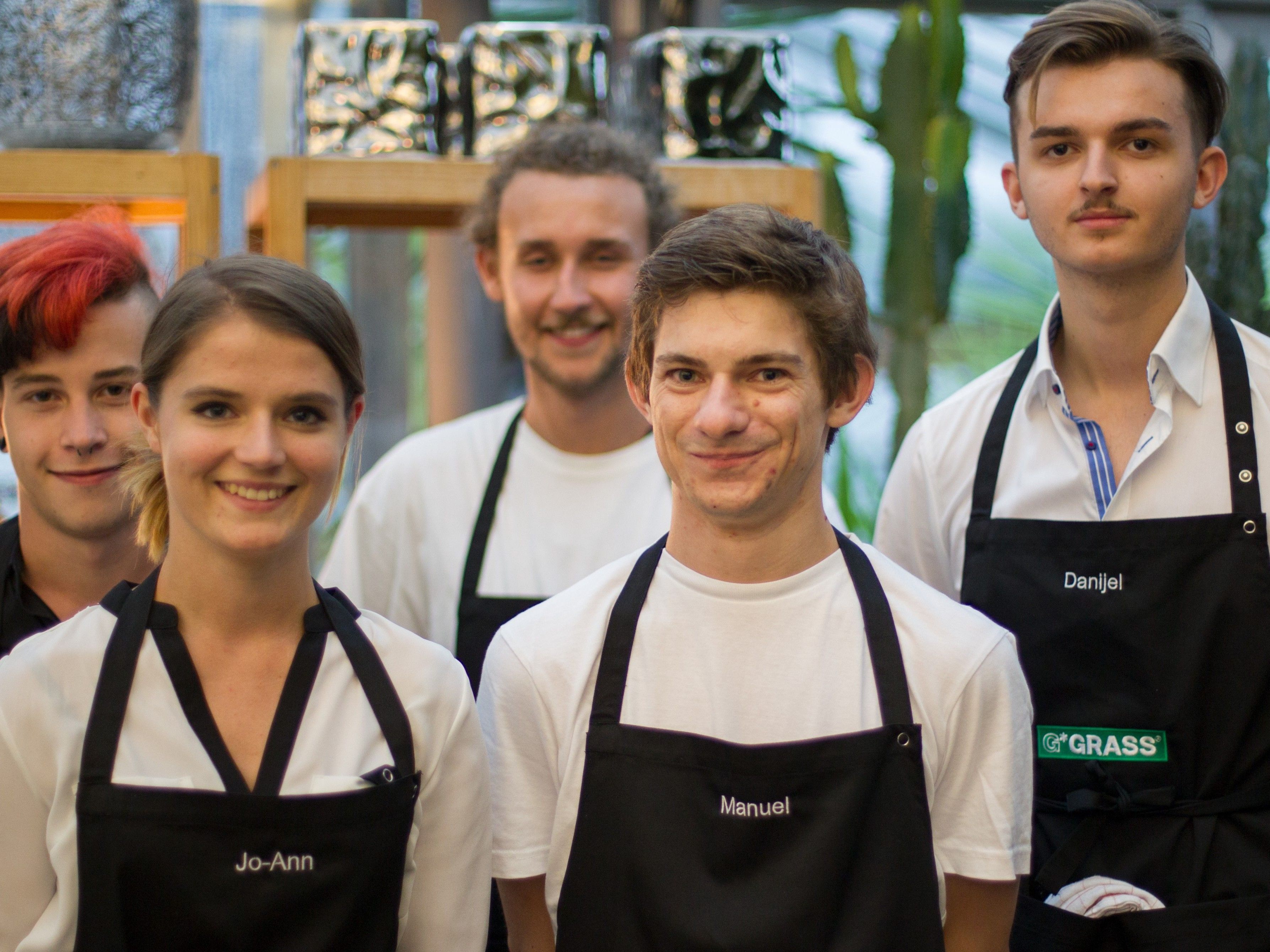 Die GRASS-Lehrlinge (von links) Dominik, Jo-Ann, Dennis, Manuel und Danijel ermöglichten ihren Eltern und Ausbildnern einen perfekten Abend.