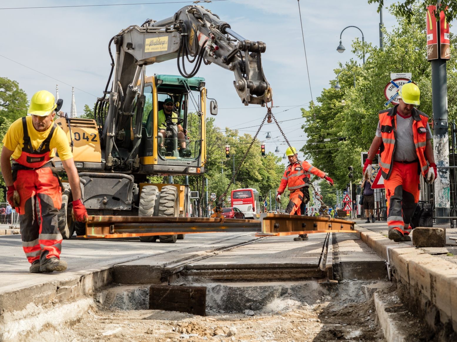 Rund 40 Meter Gleise werden am Julius-Raab-Platz getauscht. Rund 40 Meter Gleise werden am Julius-Raab-Platz getauscht.