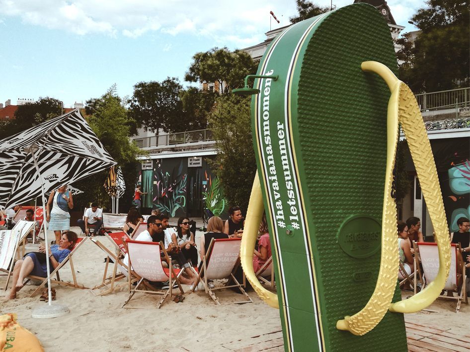 Die Havaianas-Duschen der Herrmann Strandbar in Wien sind ein Hingucker. Die Havaianas-Duschen der Herrmann Strandbar in Wien sind ein Hingucker.