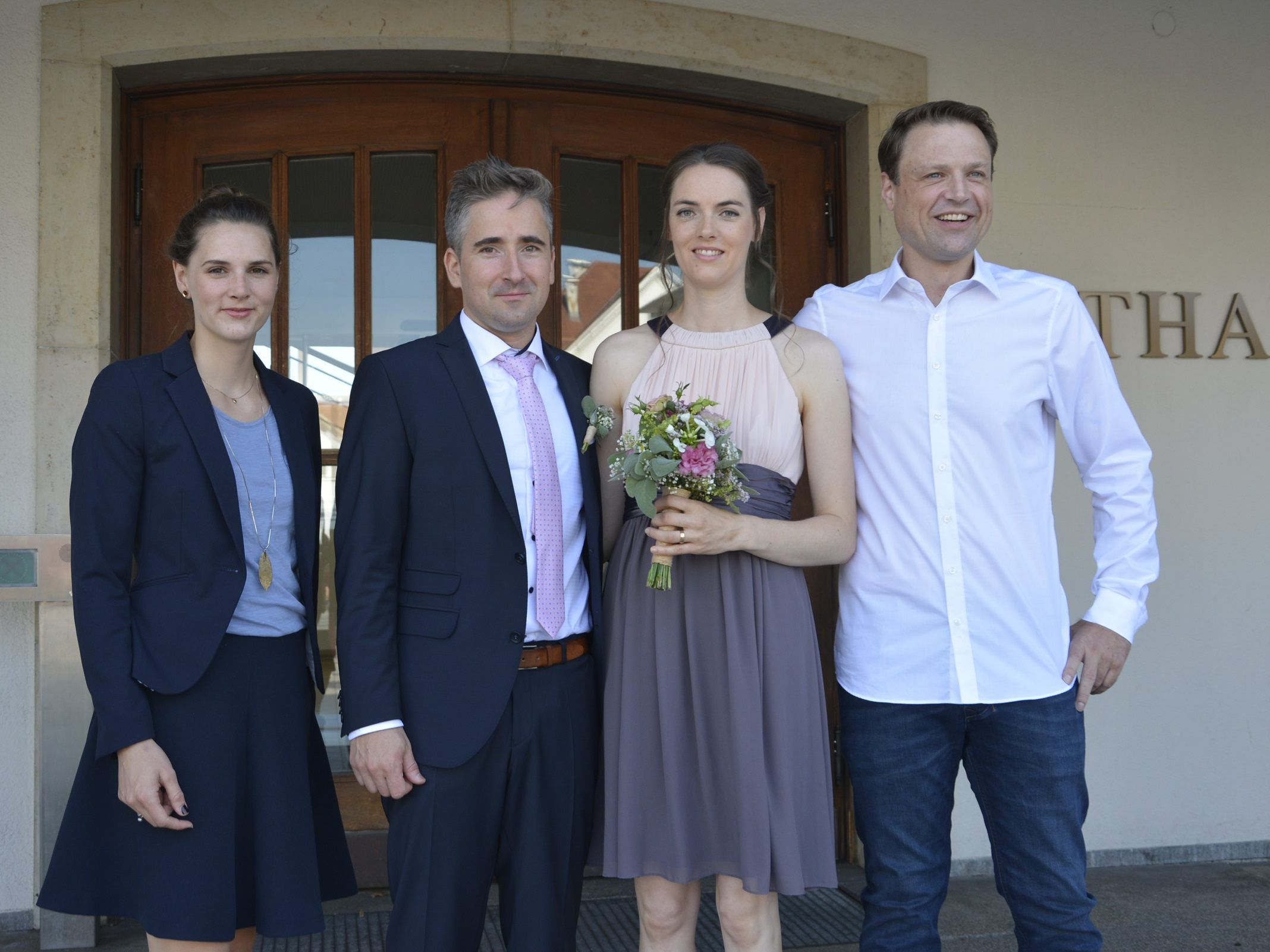 Das Brautpaar mit den Trauzeugen bei der standesamtlichen Hochzeit in Dornbirn. Das Brautpaar mit den Trauzeugen bei der standesamtlichen Hochzeit in Dornbirn.