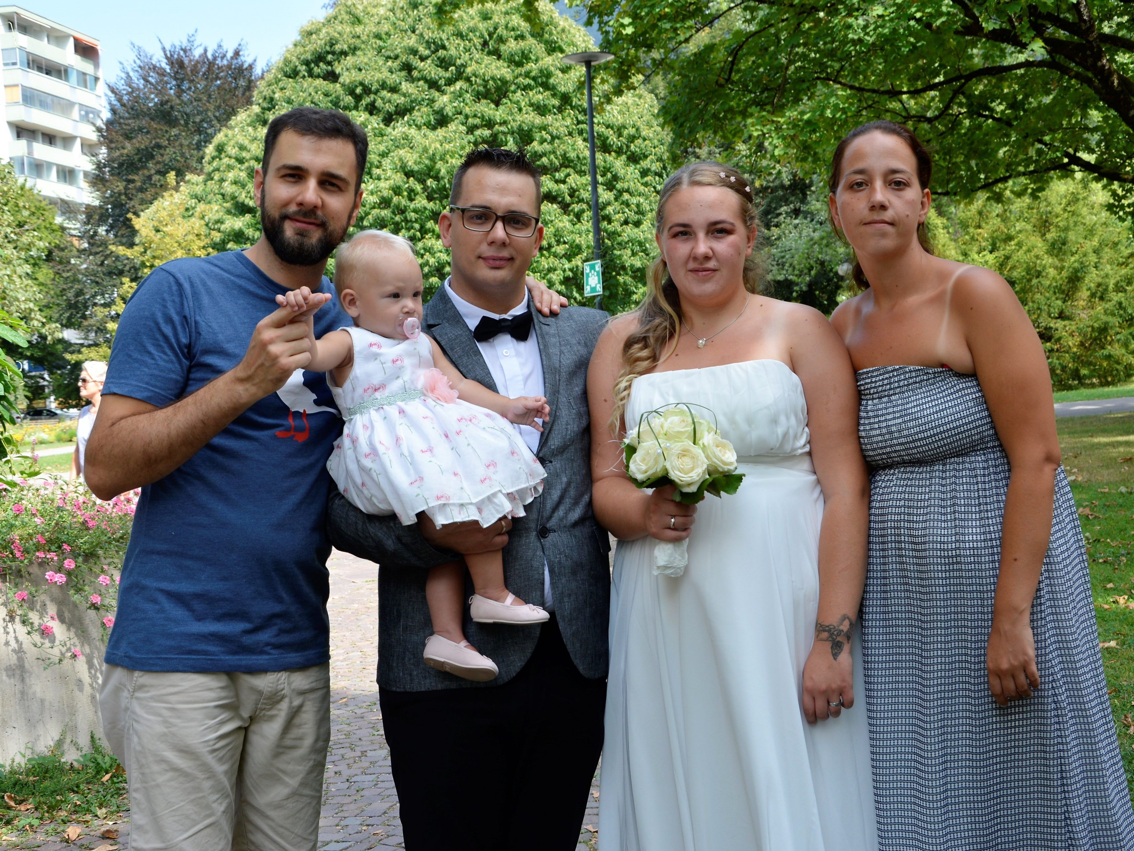 Das Brautpaar mit den Trauzeugen und Töchterchen Emma-Sophie bei der standesamtlichen Hochzeit in Dornbirn.