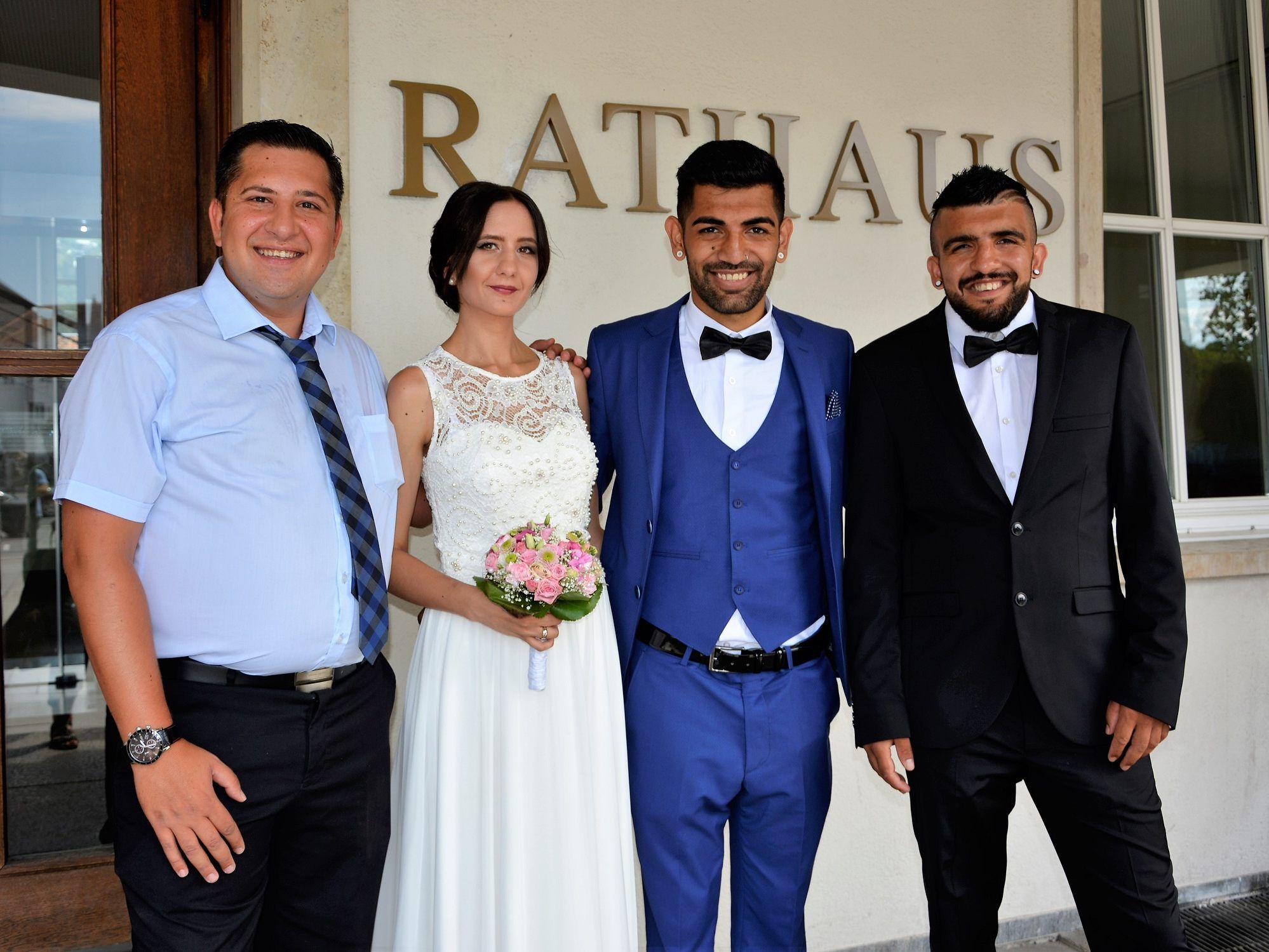 Das Brautpaar mit den Trauzeugen bei der standesamtlichen Hochzeit in Dornbirn. Das Brautpaar mit den Trauzeugen bei der standesamtlichen Hochzeit in Dornbirn.