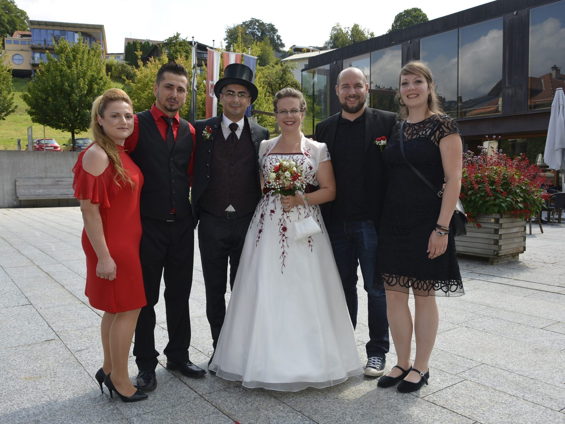 Das Brautpaar mit den Trauzeugen bei der standesamtlichen Hochzeit in Schwarzach. Das Brautpaar mit den Trauzeugen bei der standesamtlichen Hochzeit in Schwarzach.