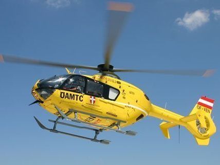 Der schwer verletzte Wiener Bauarbeiter wurde per Heli in ein Krankenhaus gebracht. Der schwer verletzte Wiener Bauarbeiter wurde per Heli in ein Krankenhaus gebracht.
