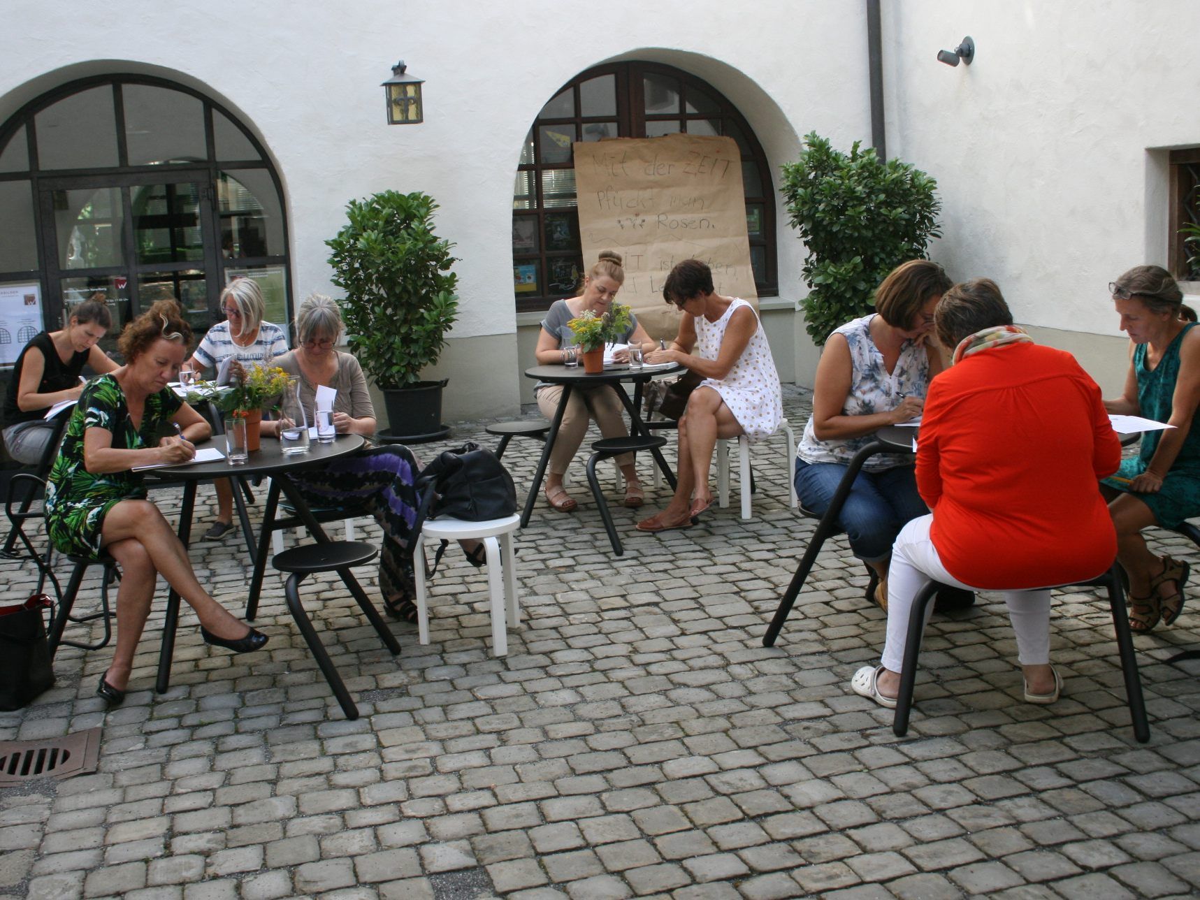 Kreativer Schreibnachmittag im Innenhof des Palais Liechtenstein.