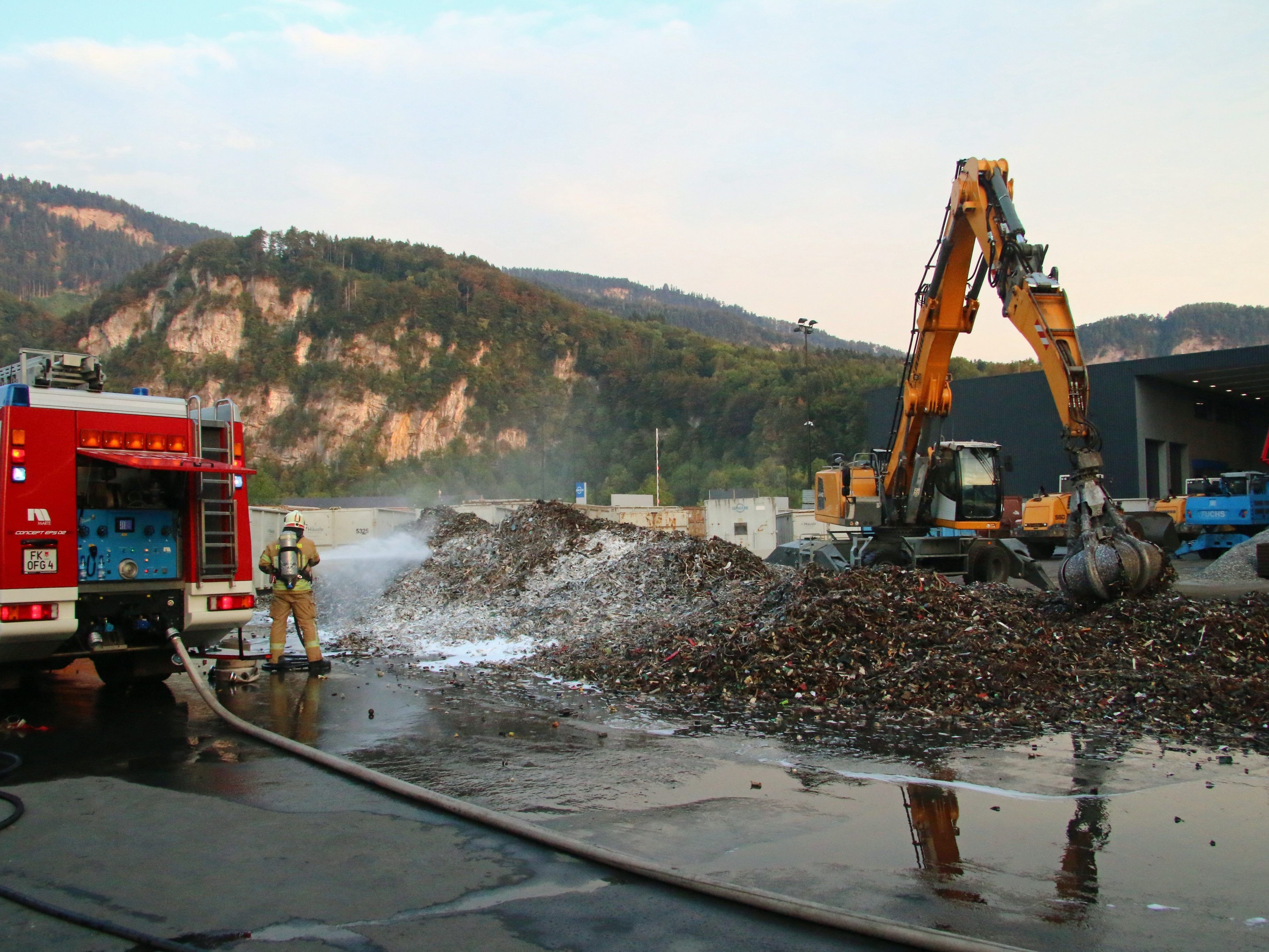 Ein Abfallhaufen hatte Feuer gefangen.