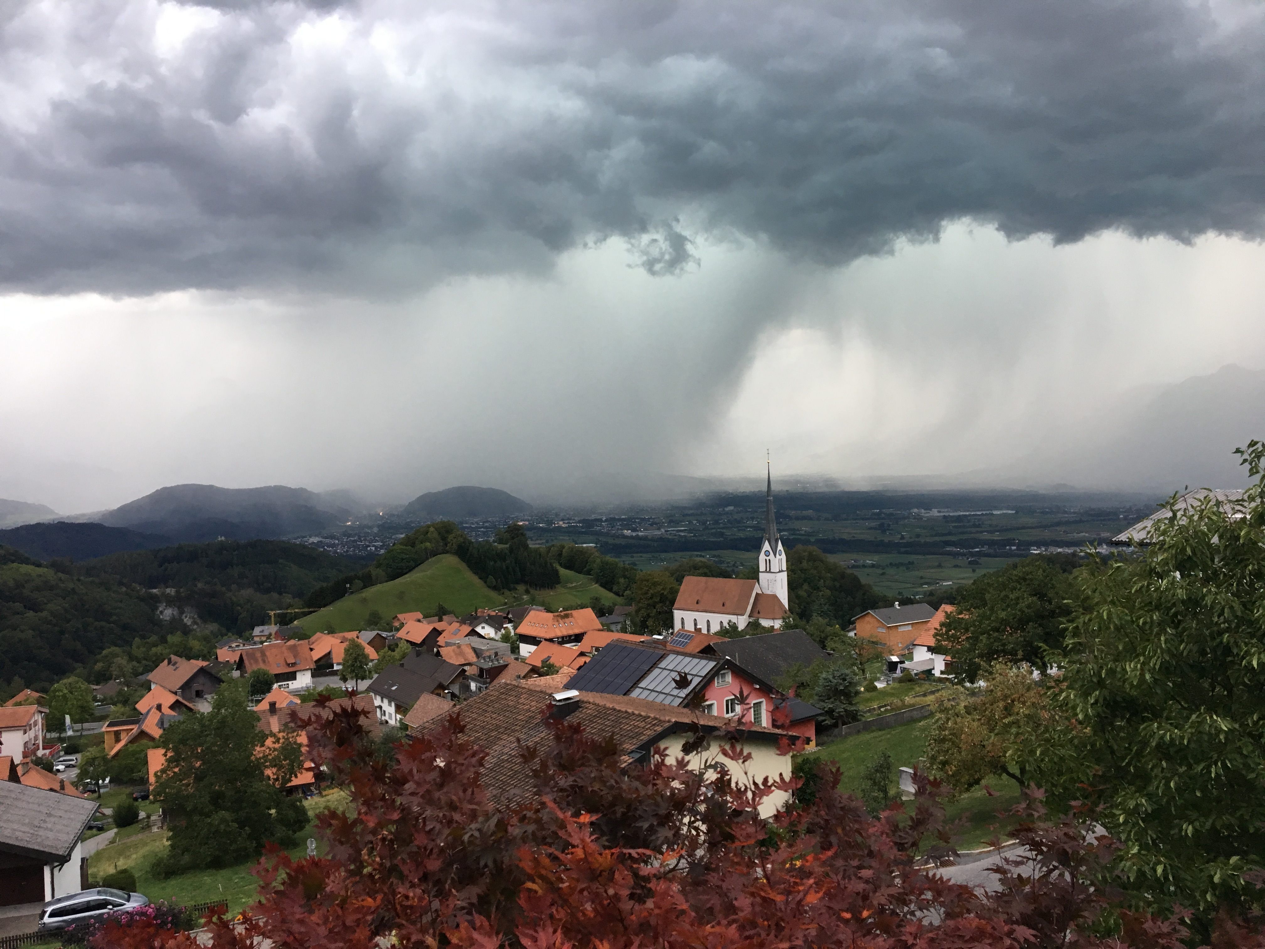 Bergdorf Fraxern kurz vor dem August-Gewitter.