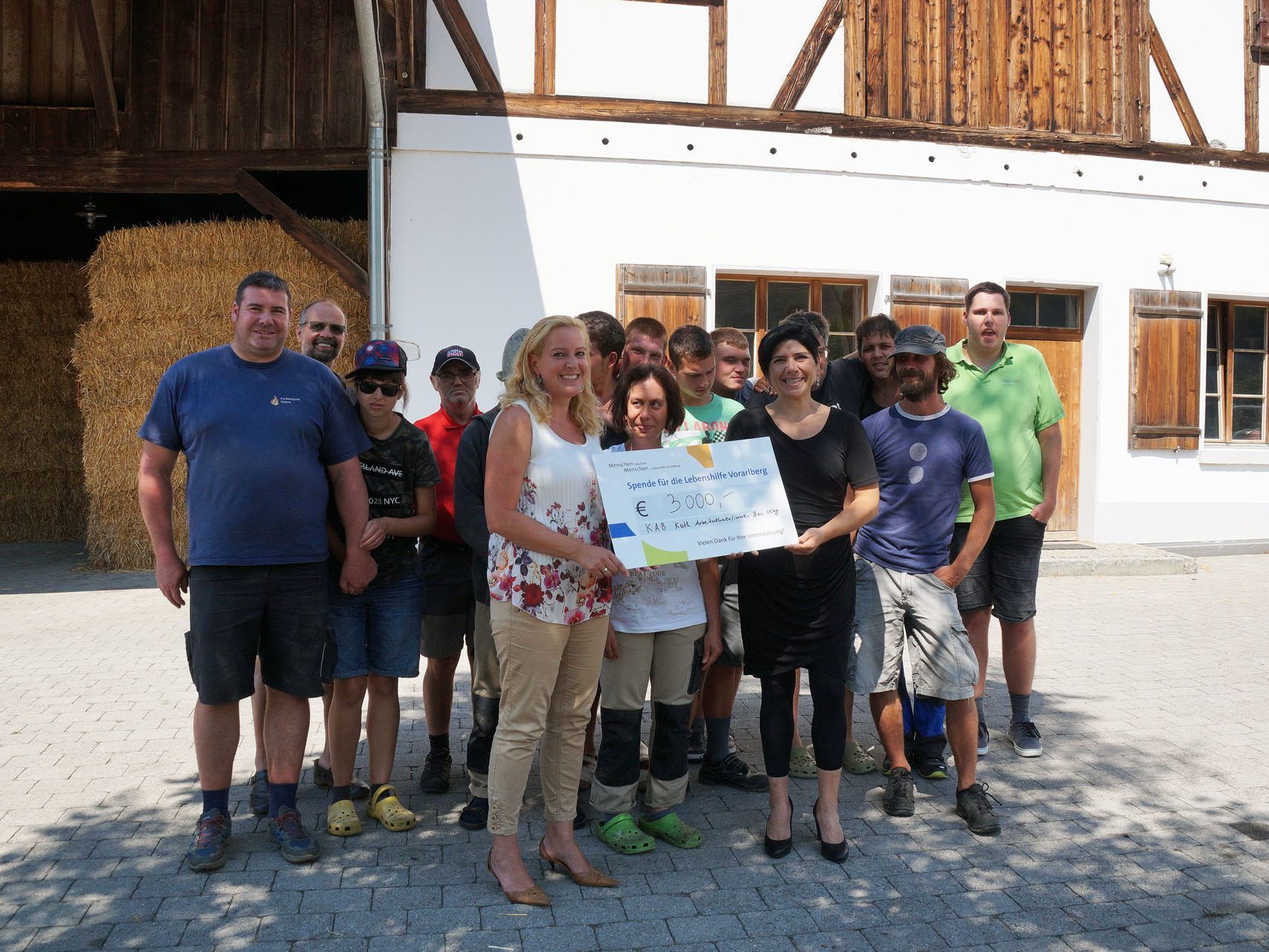 KAB Geschäftsführerin Klaudia Safarik (M.l.) überreichte Gülsevin Akyokuş (M.r.) und ihrem Team die Spende.