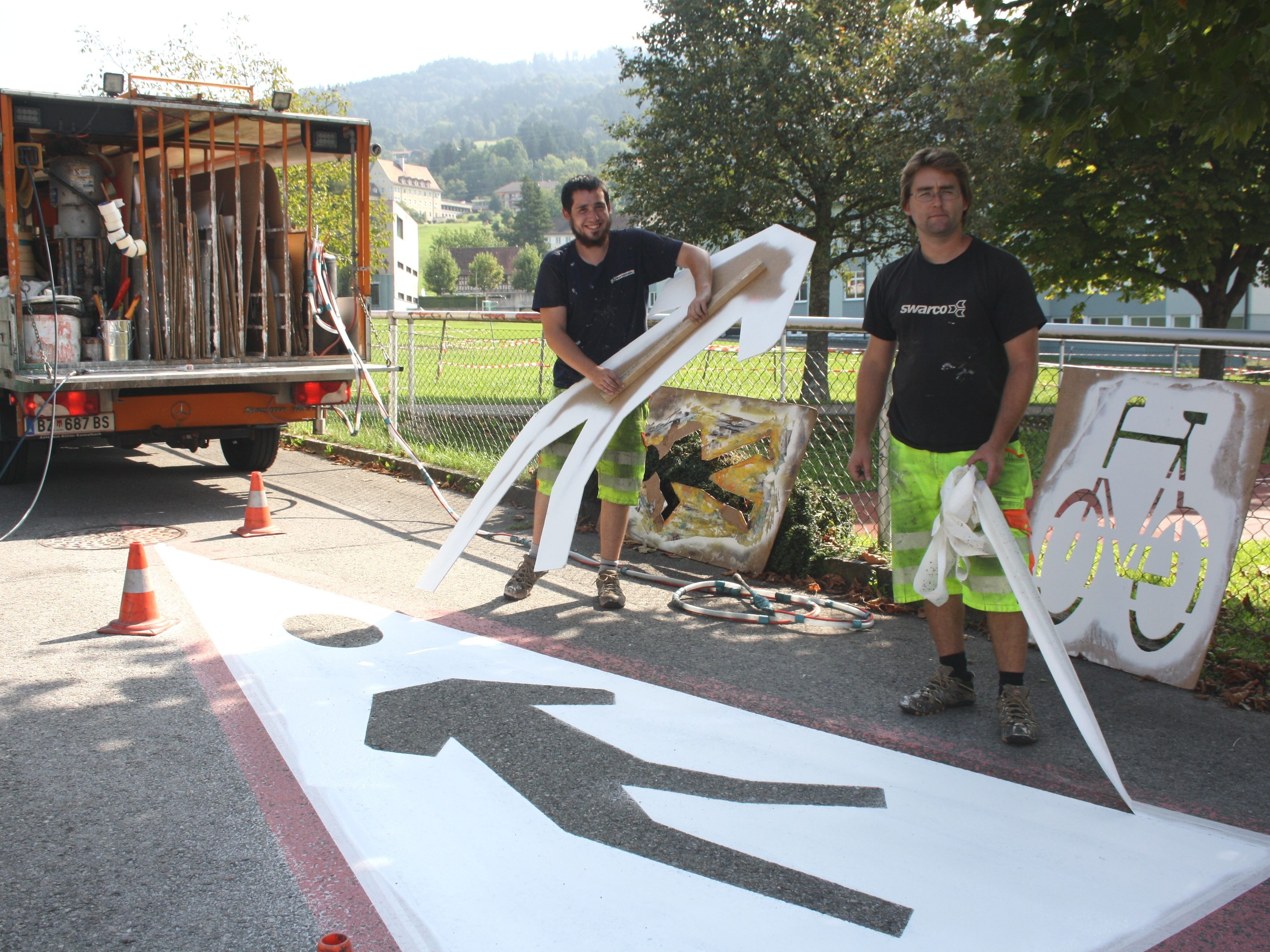 Mit dem unübersehbaren Symbol „Achtung Kinder“ im Bereich der Schulwege sollen im Besonderen die Autofahrer zur erhöhten Aufmerksamkeit bzw. Geschwindigkeitsreduzierung aufgefordert werden.