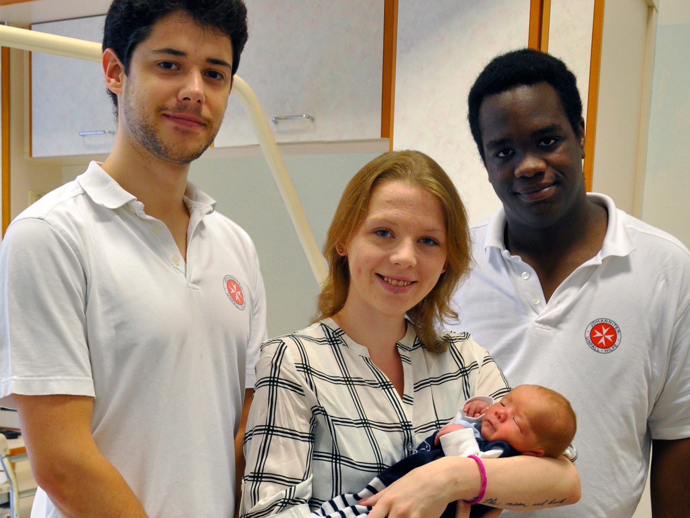 Mama Jessica und Sohn Noah haben die Hausgeburt dank der Johanniter Wien gut überstanden.