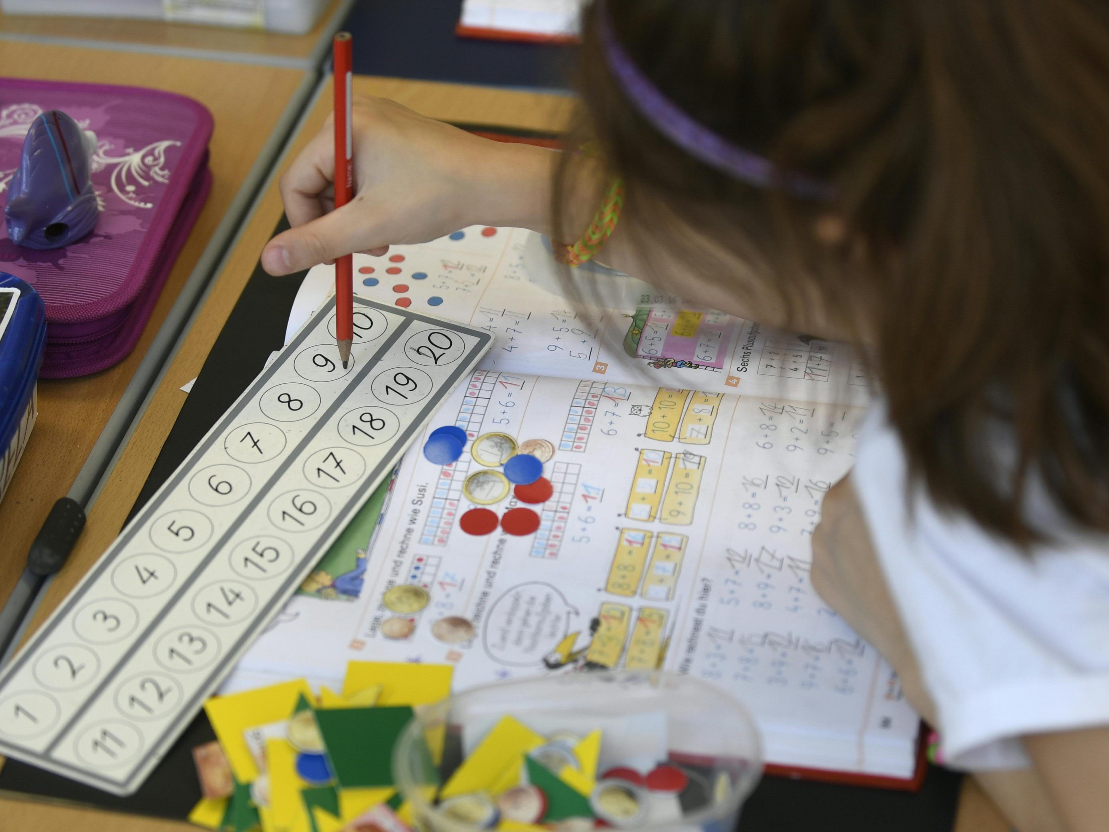 Familien mit wenig Einkommen müssen zu Schulbeginn jeden Cent zweimal umdrehen. Familien mit wenig Einkommen müssen zu Schulbeginn jeden Cent zweimal umdrehen.