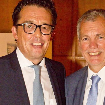 Wirtschaftskammer-Präsident Hans Peter Metzler überreicht KR Dir. Robert Sturn die Ernennungsurkunde.