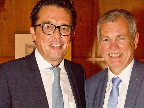 Wirtschaftskammer-Präsident Hans Peter Metzler überreicht KR Dir. Robert Sturn die Ernennungsurkunde. Wirtschaftskammer-Präsident Hans Peter Metzler überreicht KR Dir. Robert Sturn die Ernennungsurkunde.