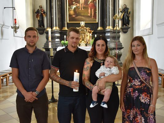 Taufe von Sonnenschein Liam mit den glücklichen Eltern unt Paten. Taufe von Sonnenschein Liam mit den glücklichen Eltern unt Paten.
