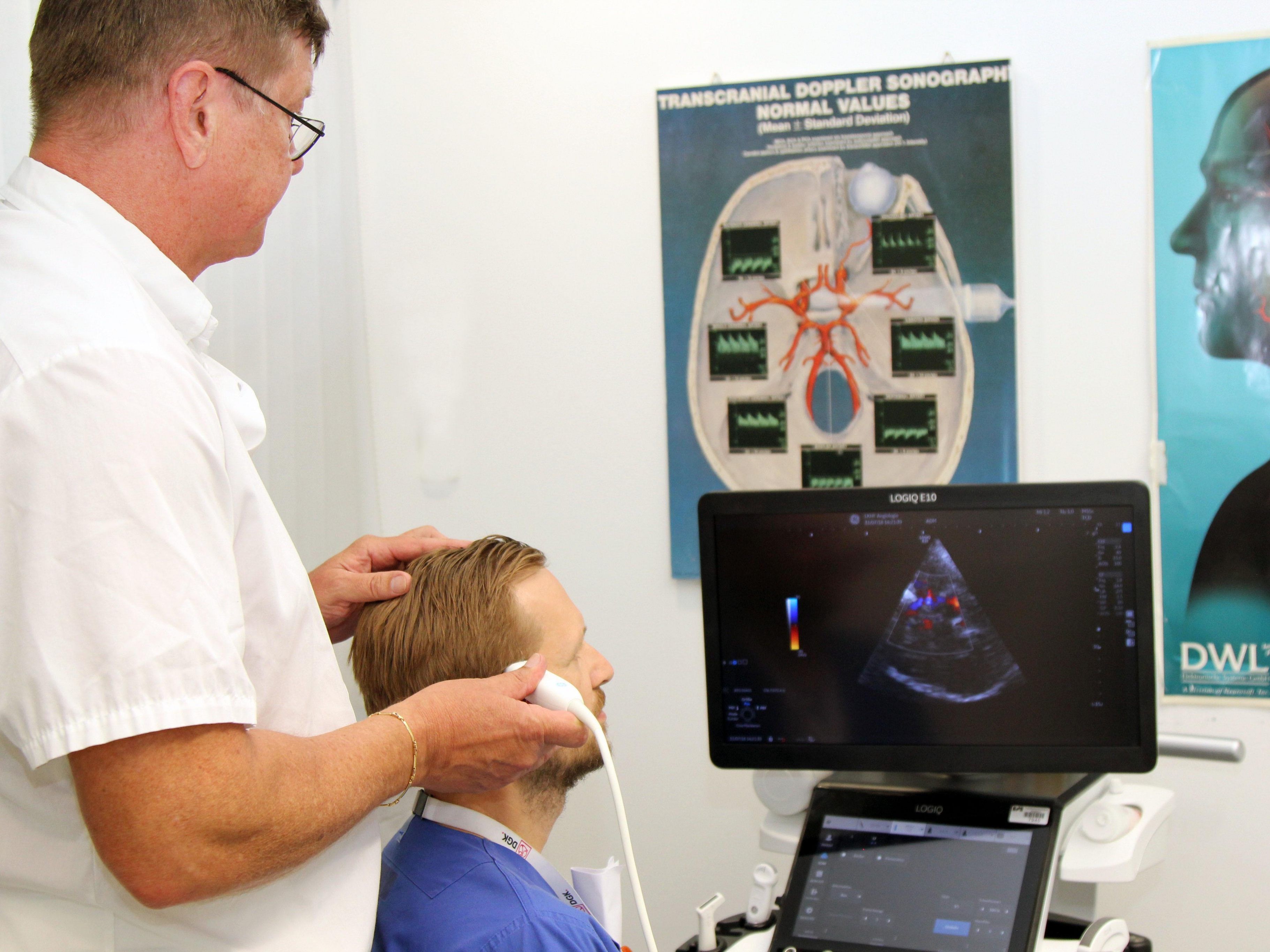 OA Dr. Rainer Mathis von der Inneren Medizin ist erfahrener Ultraschall-Spezialist und von den Vorteilen der neuen Geräte für die Patientenuntersuchung überzeugt. OA Dr. Rainer Mathis von der Inneren Medizin ist erfahrener Ultraschall-Spezialist und von den Vorteilen der neuen Geräte für die Patientenuntersuchung überzeugt.