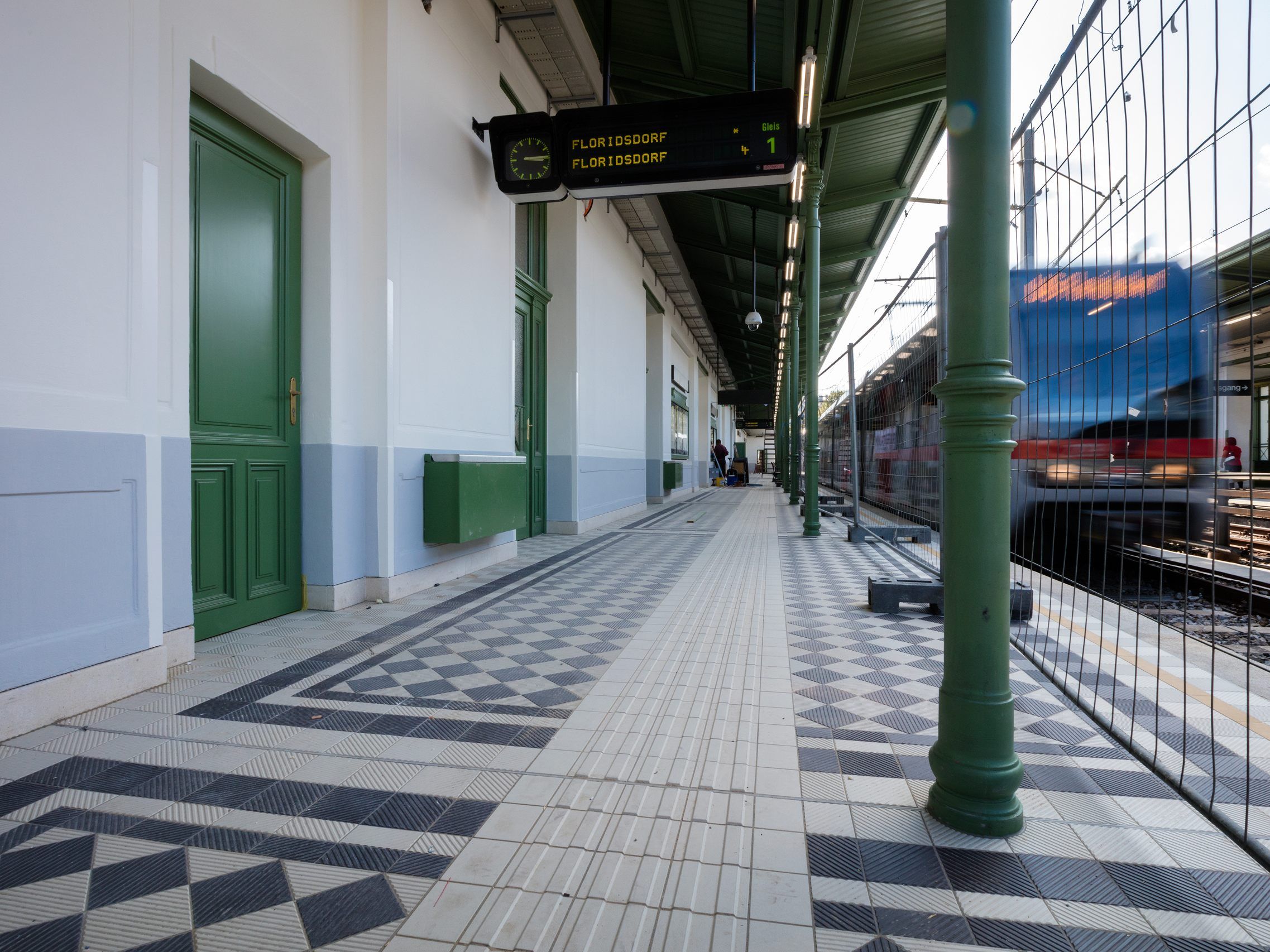 Pünktlich zum Schulbeginn ist der Bahnsteig in der Nußdorfer Straße wieder offen. Pünktlich zum Schulbeginn ist der Bahnsteig in der Nußdorfer Straße wieder offen.