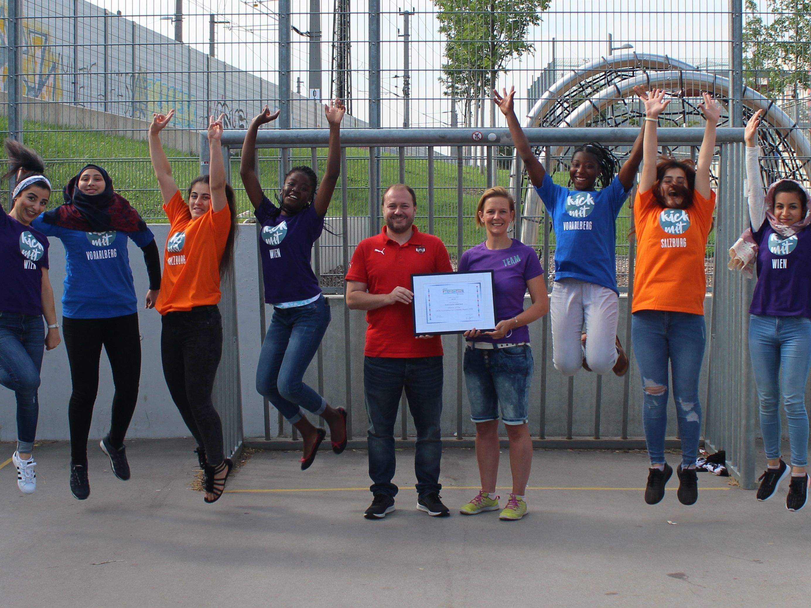 Das Projekt "kick mit" in Wien, Salzburg und Vorarlberg wurde mit 50.000 Euro ausgezeichnet. Das Projekt "kick mit" in Wien, Salzburg und Vorarlberg wurde mit 50.000 Euro ausgezeichnet.