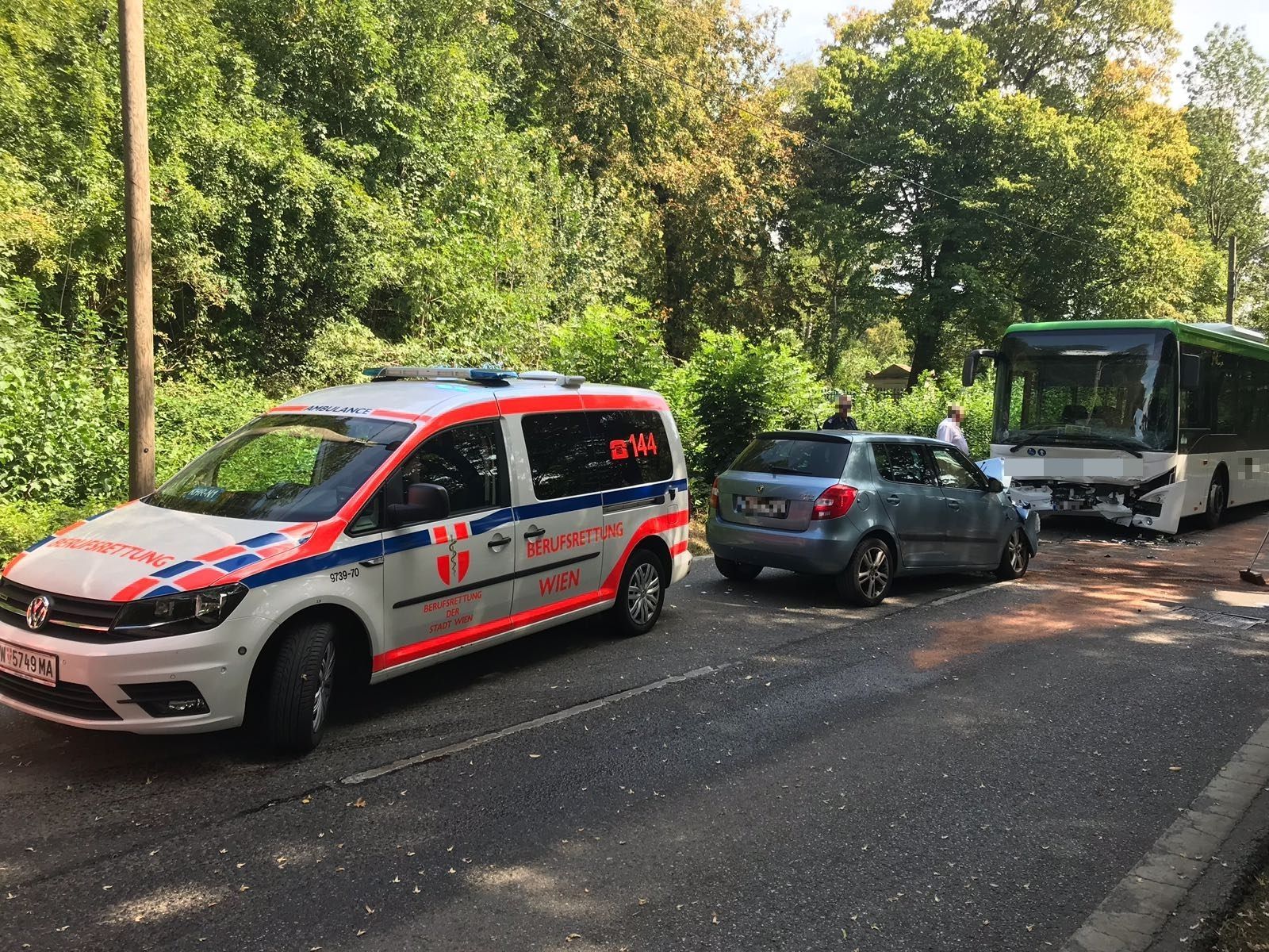 Zwei Schwerverletzte nach Frontal-Zusammenstoß in Wien-Penzing. Zwei Schwerverletzte nach Frontal-Zusammenstoß in Wien-Penzing.