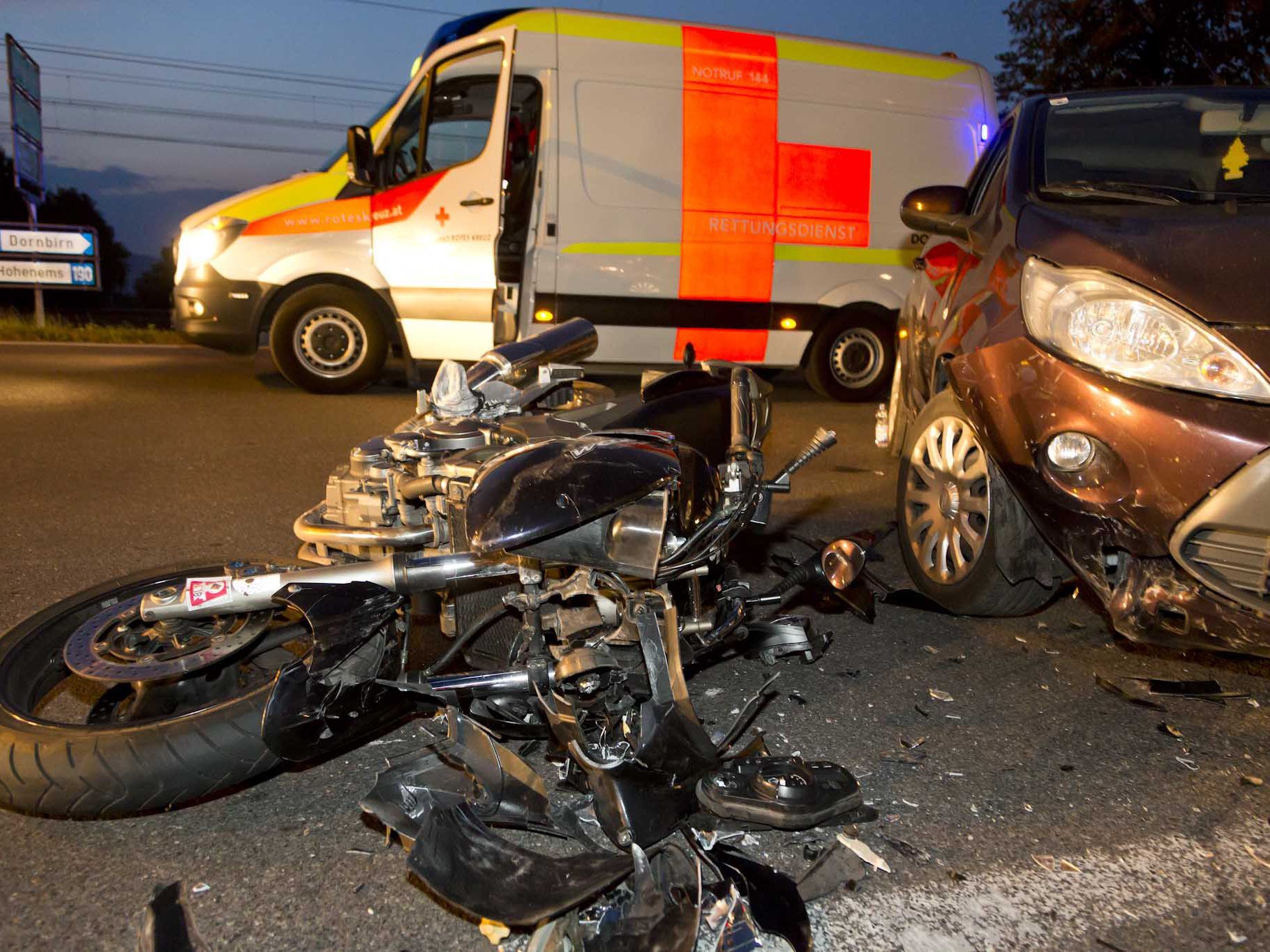 Auf der L190 in Hohenems kollidierten am Samstag Abend ein Auto mit einem Motorrad. Auf der L190 in Hohenems kollidierten am Samstag Abend ein Auto mit einem Motorrad.