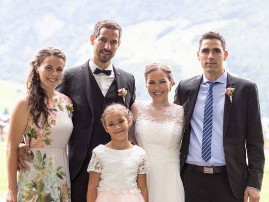 Das glücklich vermählte Paar Valerie und Andreas mit Tochter und Trauzeugen.