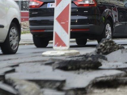 In Wien-Döbling wird die Fahrbahn der Heiligenstädter Straße saniert. In Wien-Döbling wird die Fahrbahn der Heiligenstädter Straße saniert.