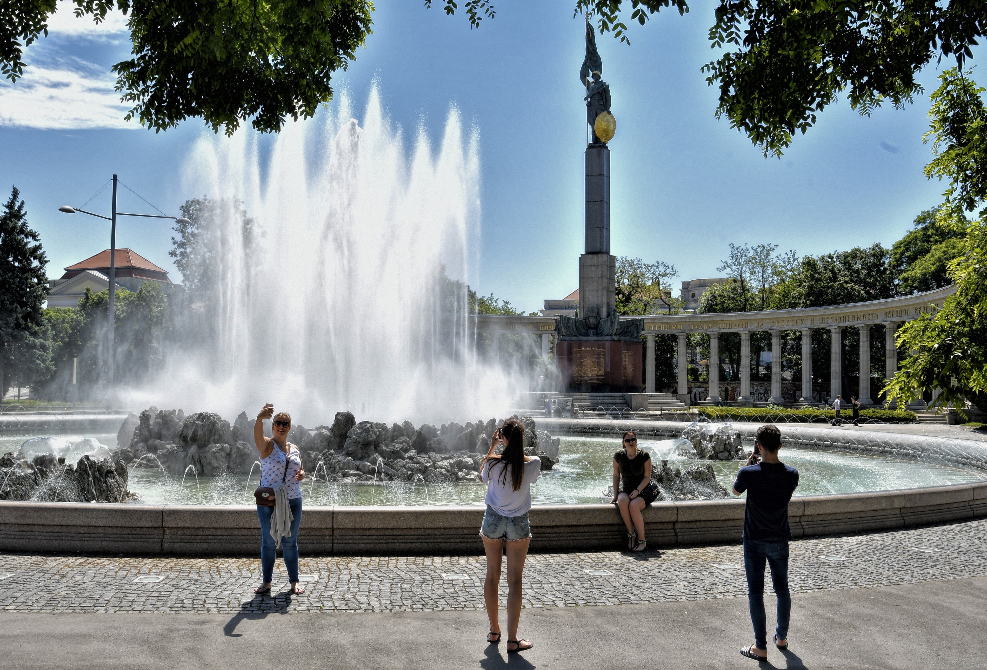 Der Brunnen am Schwarzenbergplatz. Der Brunnen am Schwarzenbergplatz.