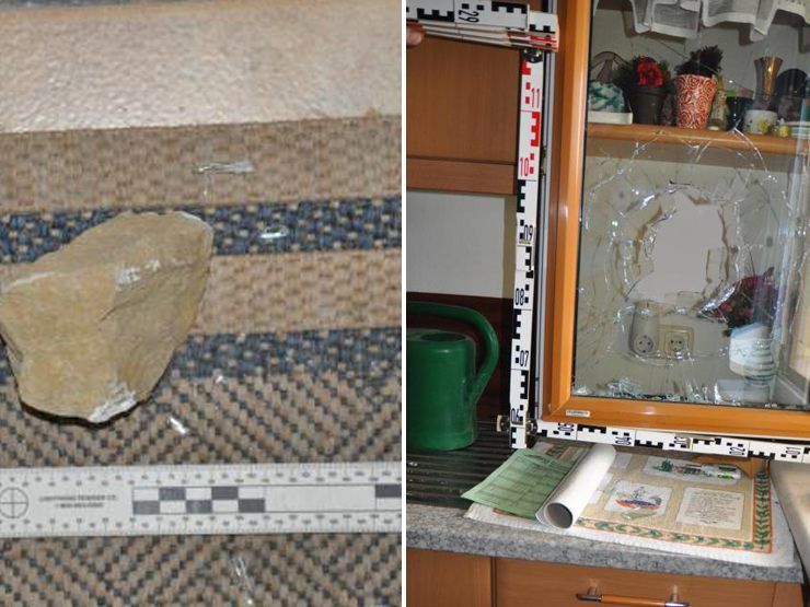 Der Mann schlug Fenster ein, um in die Häuser zu gelangen. Der Mann schlug Fenster ein, um in die Häuser zu gelangen.
