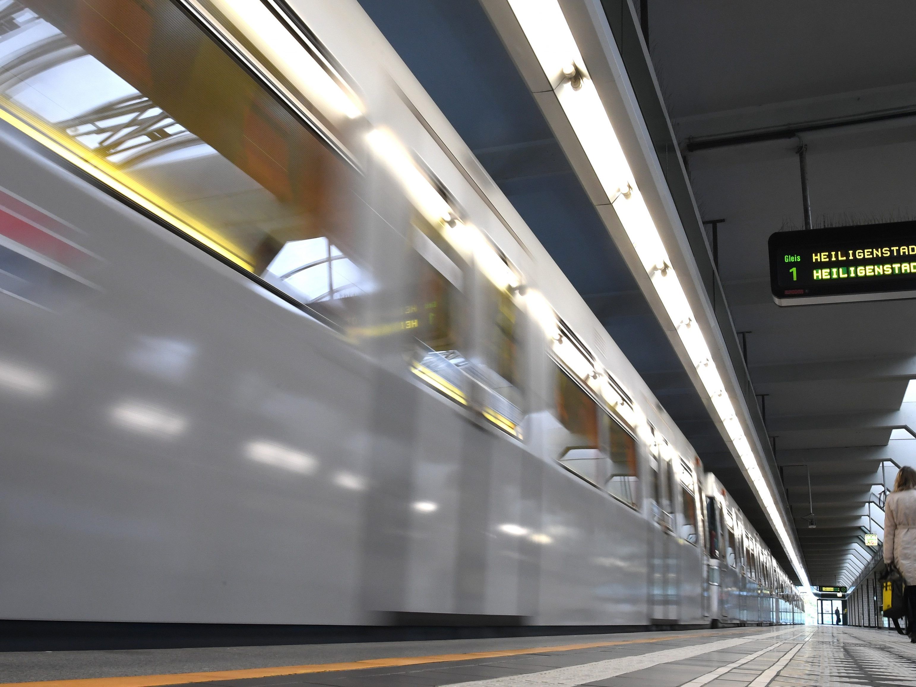 Ein Diebes-Duo bestahl schlafende Fahrgäste in der Wiener U-Bahn.