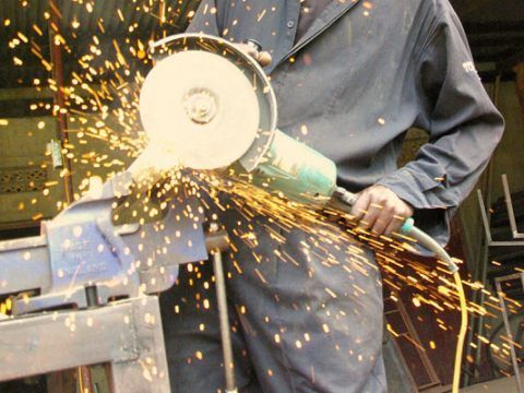 Der Einbrecher griff den Hausbewohner mit einer Flex an.