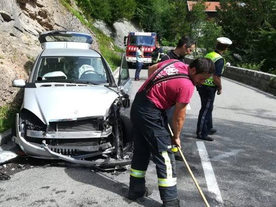 23-Jähriger geriet auf die Gegenfahrbahn, weil er am Autoradio hantierte