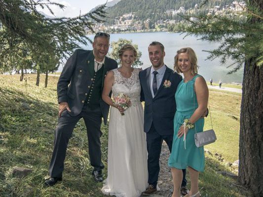 Das Brautpaar mit den Trauzeugen Das Brautpaar mit den Trauzeugen