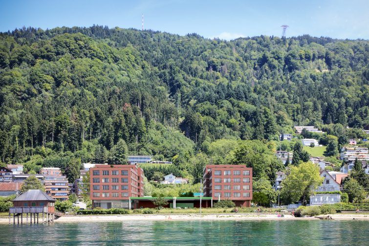 Die rote Klinker-Riemchenfassade der Wohnanlage „Seeblick“ wird künftig das Bodenseeufer am Pfänderhang bereichern.