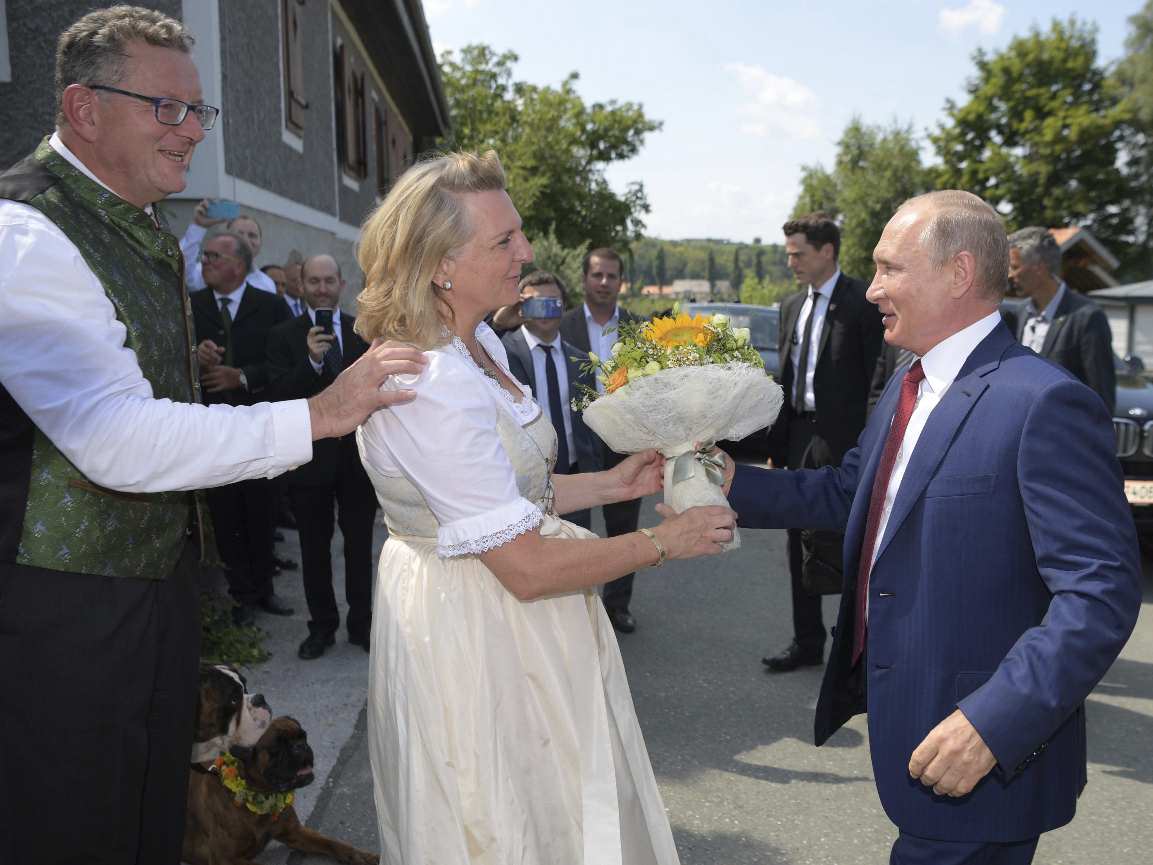 Auch nach der Kneissl-Hochzeit wird weiter über "Stargast" Putin diskutiert. Auch nach der Kneissl-Hochzeit wird weiter über "Stargast" Putin diskutiert.