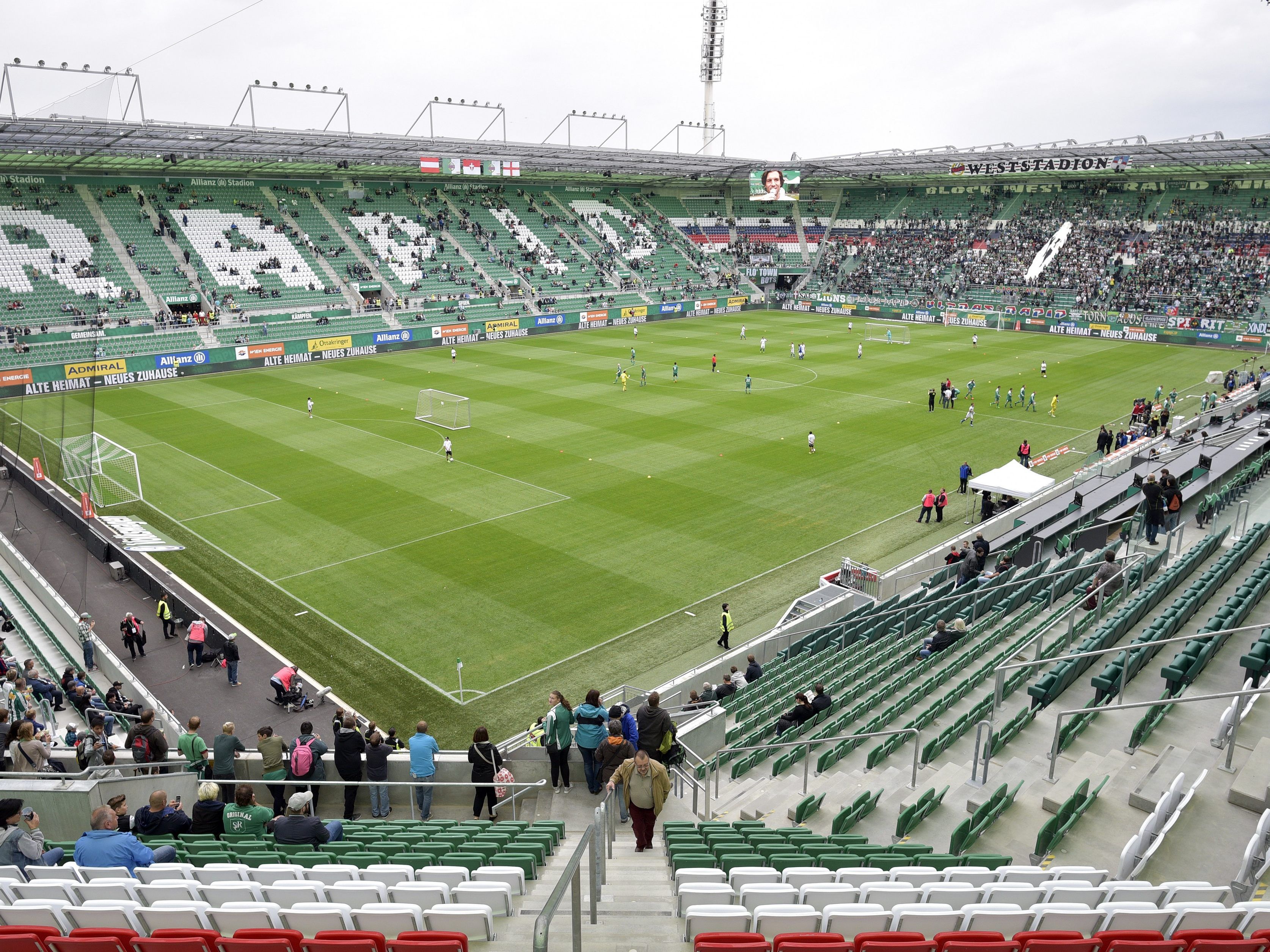 Am Freitag und Samstag wurde ein neuer Rasen im Allianz Stadion verlegt. Am Freitag und Samstag wurde ein neuer Rasen im Allianz Stadion verlegt.