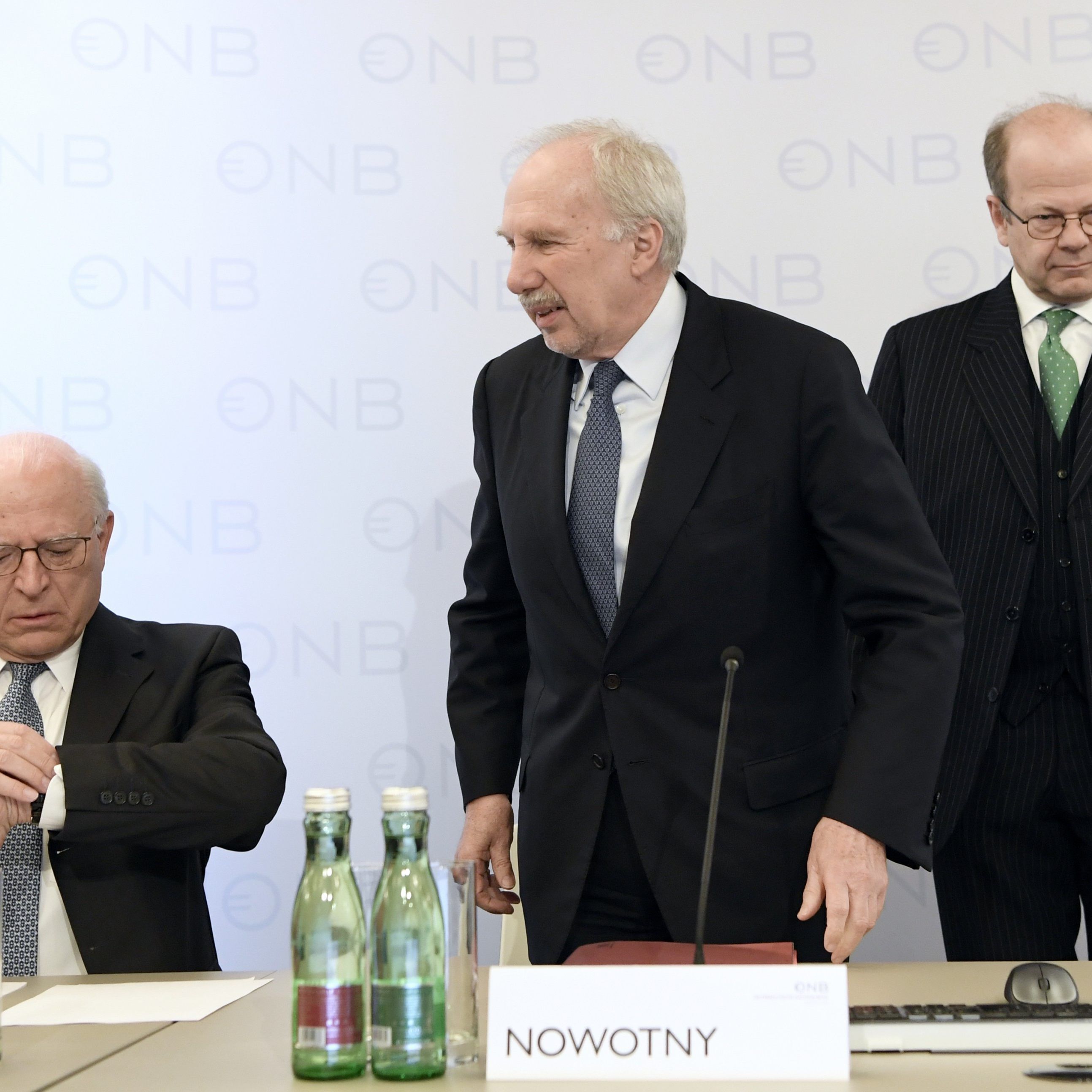 OeNB-Präsident Raidl (l.) und Gouverneur Nowotny (Mitte) machen Platz für ihre Nachfolger.