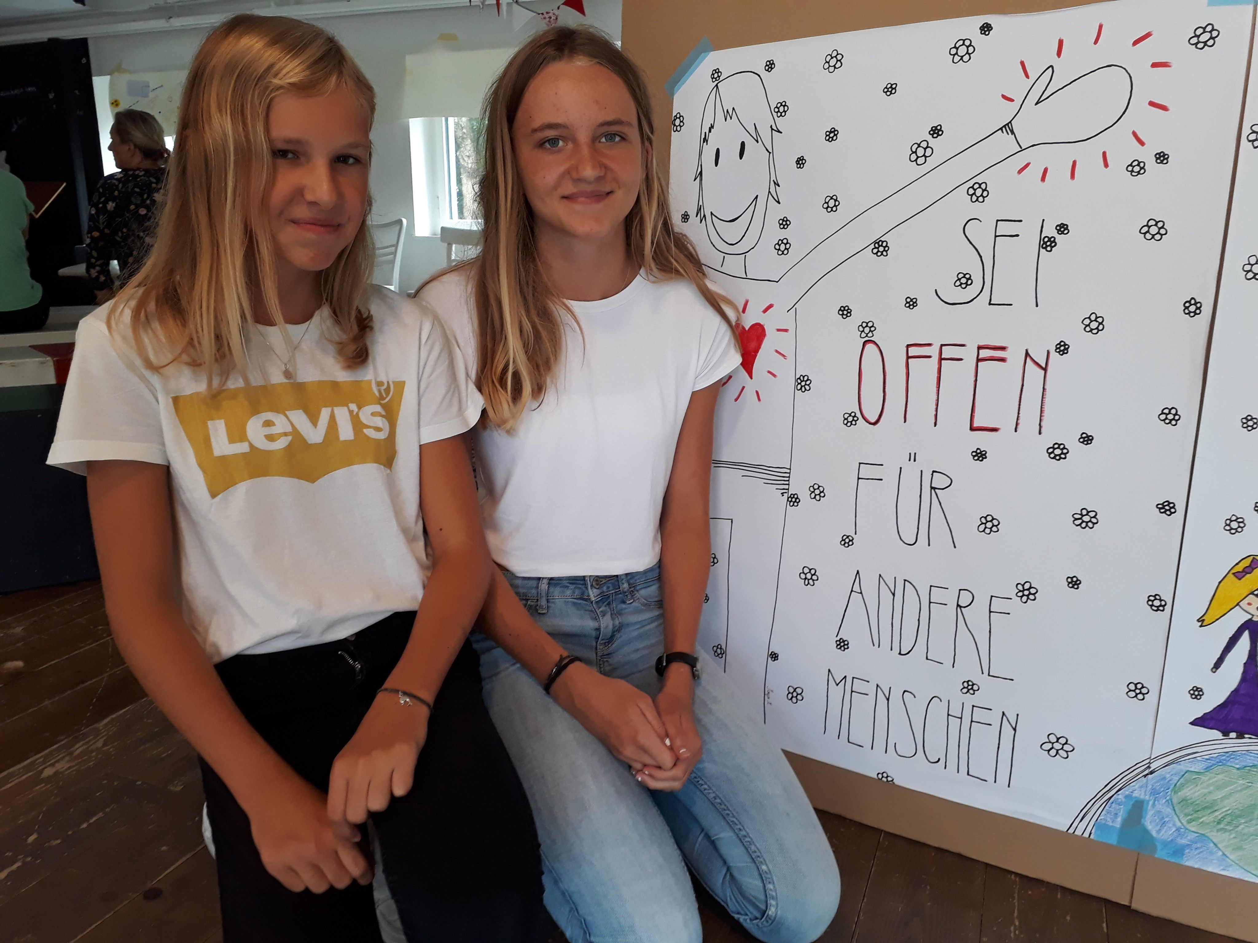 Ida und Franka, beide 13, lernten unter anderem die Braille-Schrift kennen.