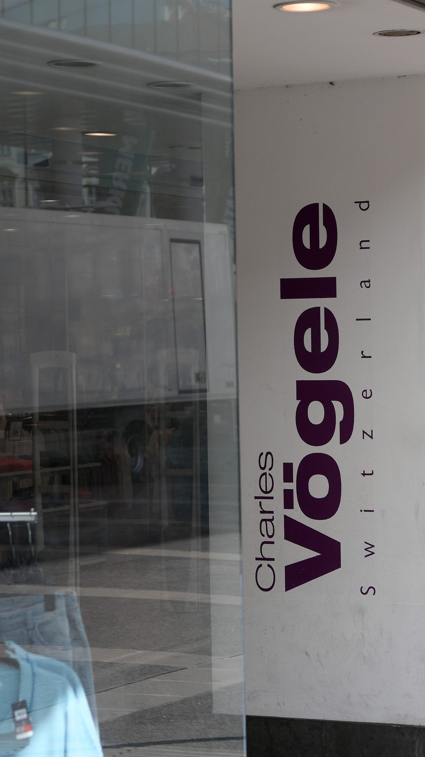 Noch wollen zwei Interessenten Vögele übernehmen.