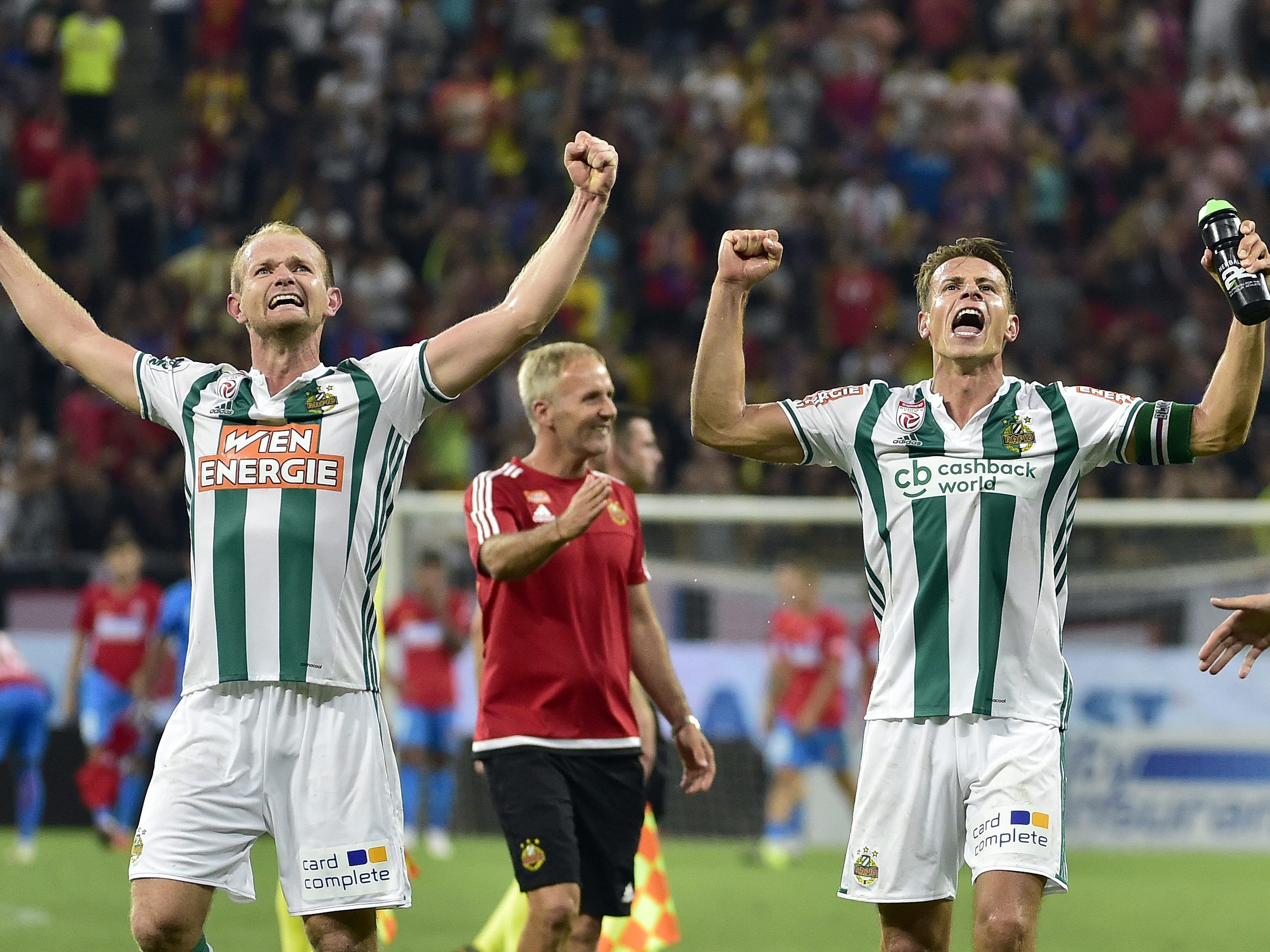 Der Zettel-Klau beim Spiel Steaua Bukarest gegen Rapid Wien.