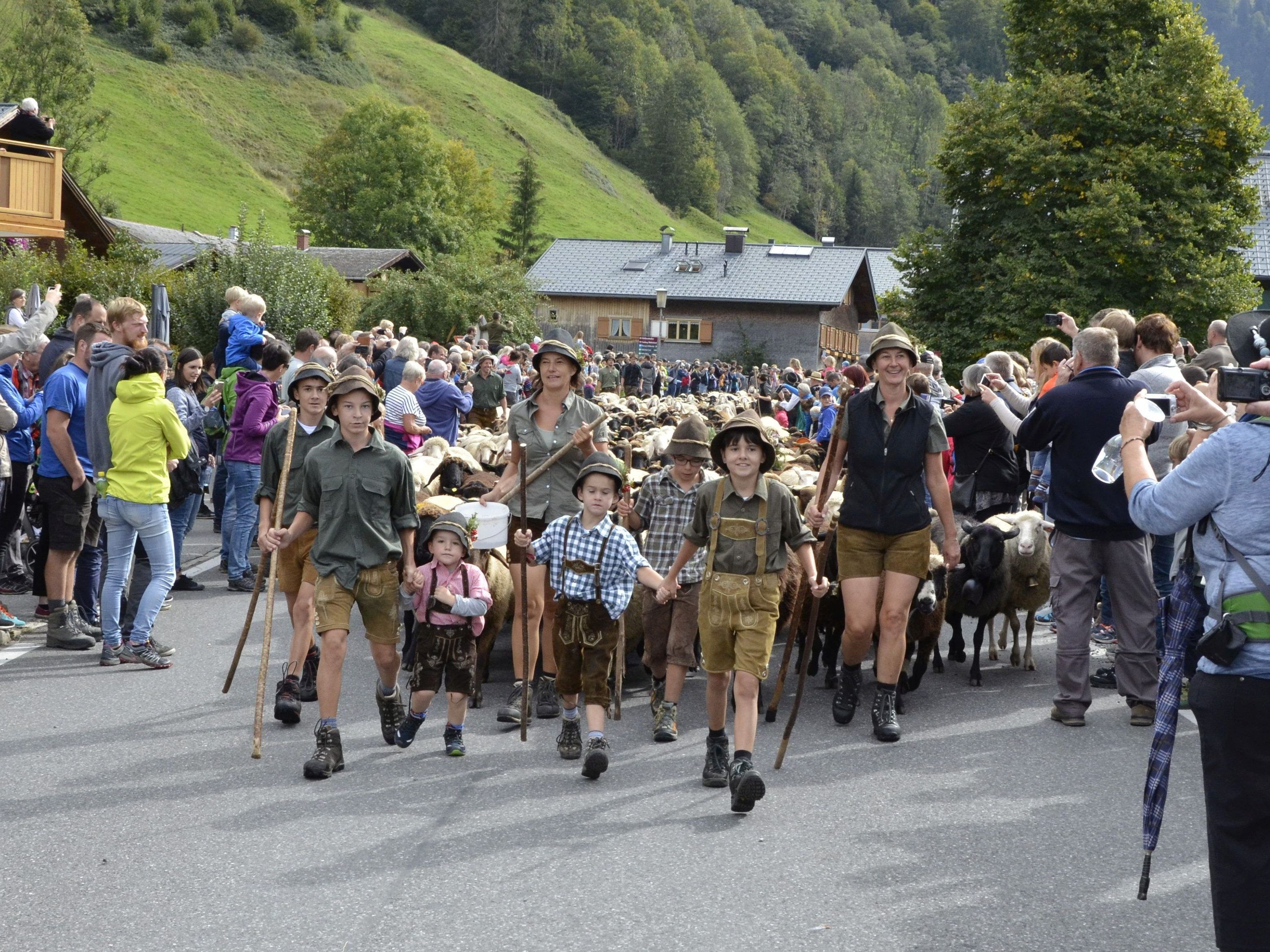 Mit Schaf, Kind und Kegel kehrten die Schäfer zurück ins Tal